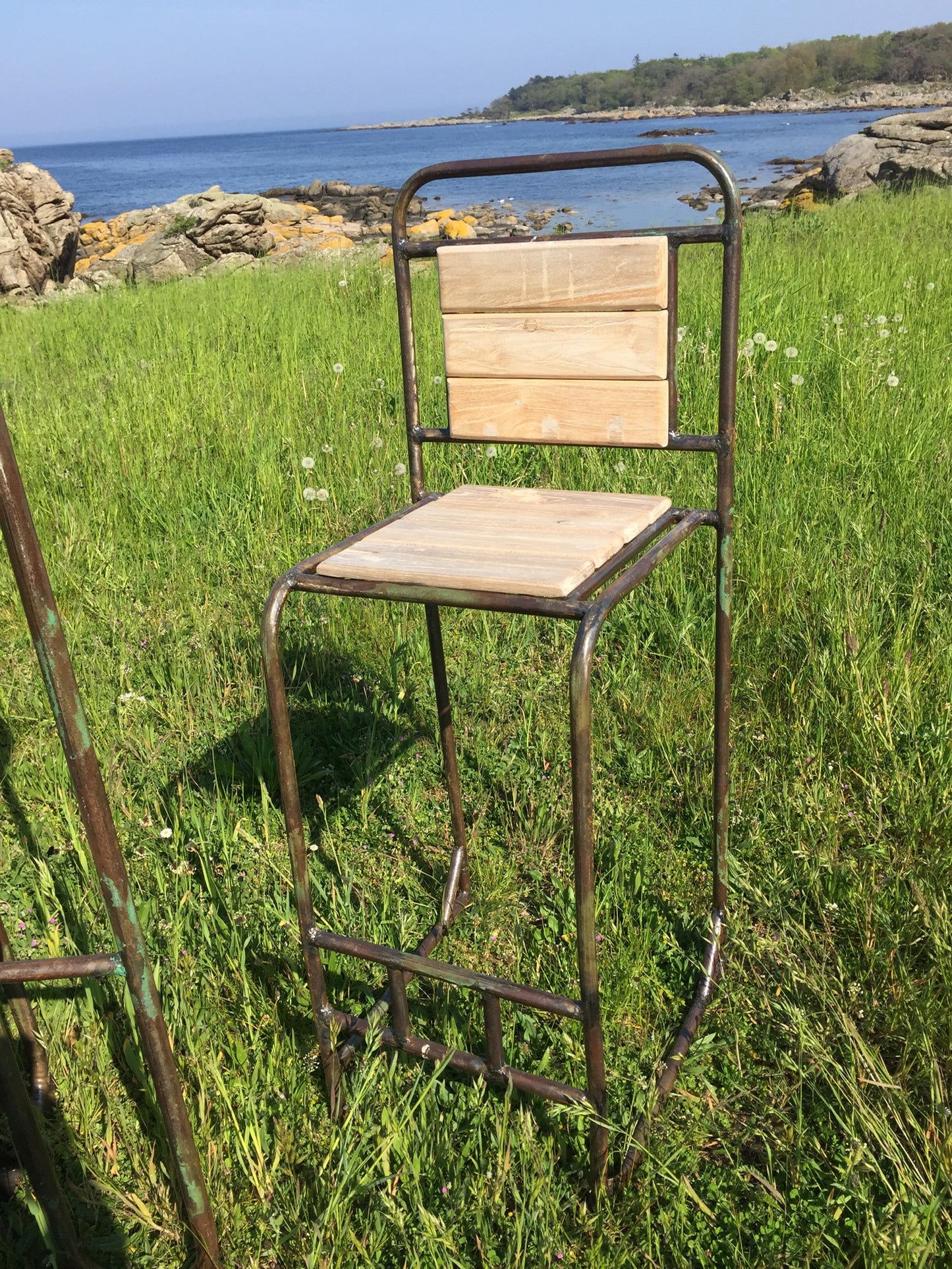 Rå och industriellt barbord med två barstolar