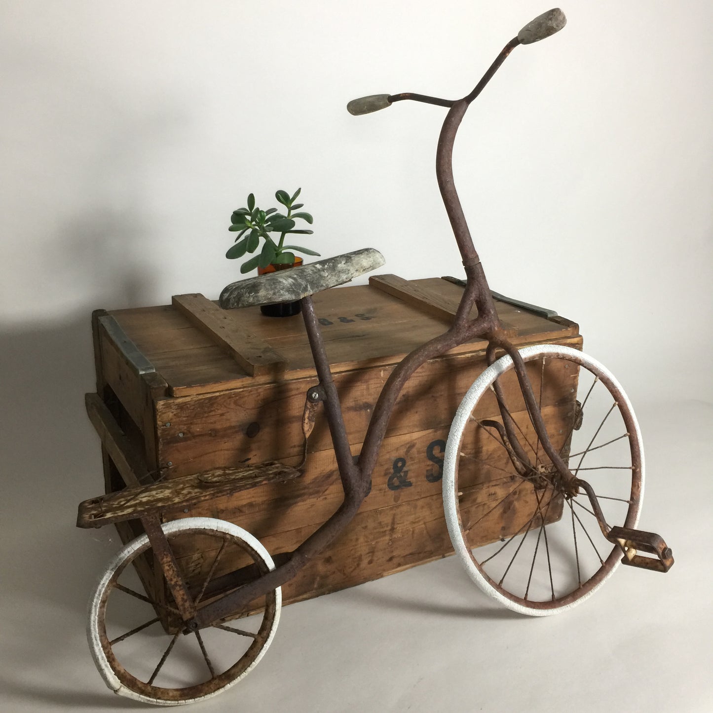 Dekorativ barncykel med mycket patina
