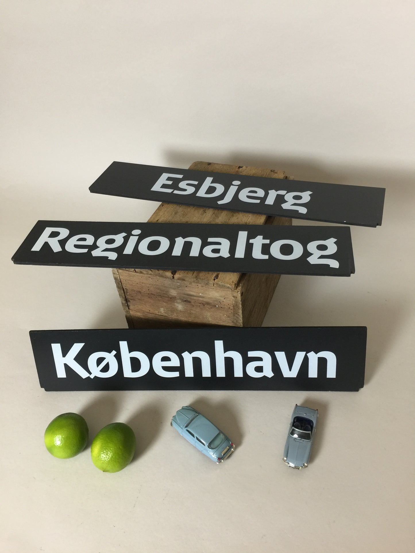 Roliga DSB-skyltar från tåg (priset är för alla 3 st.)