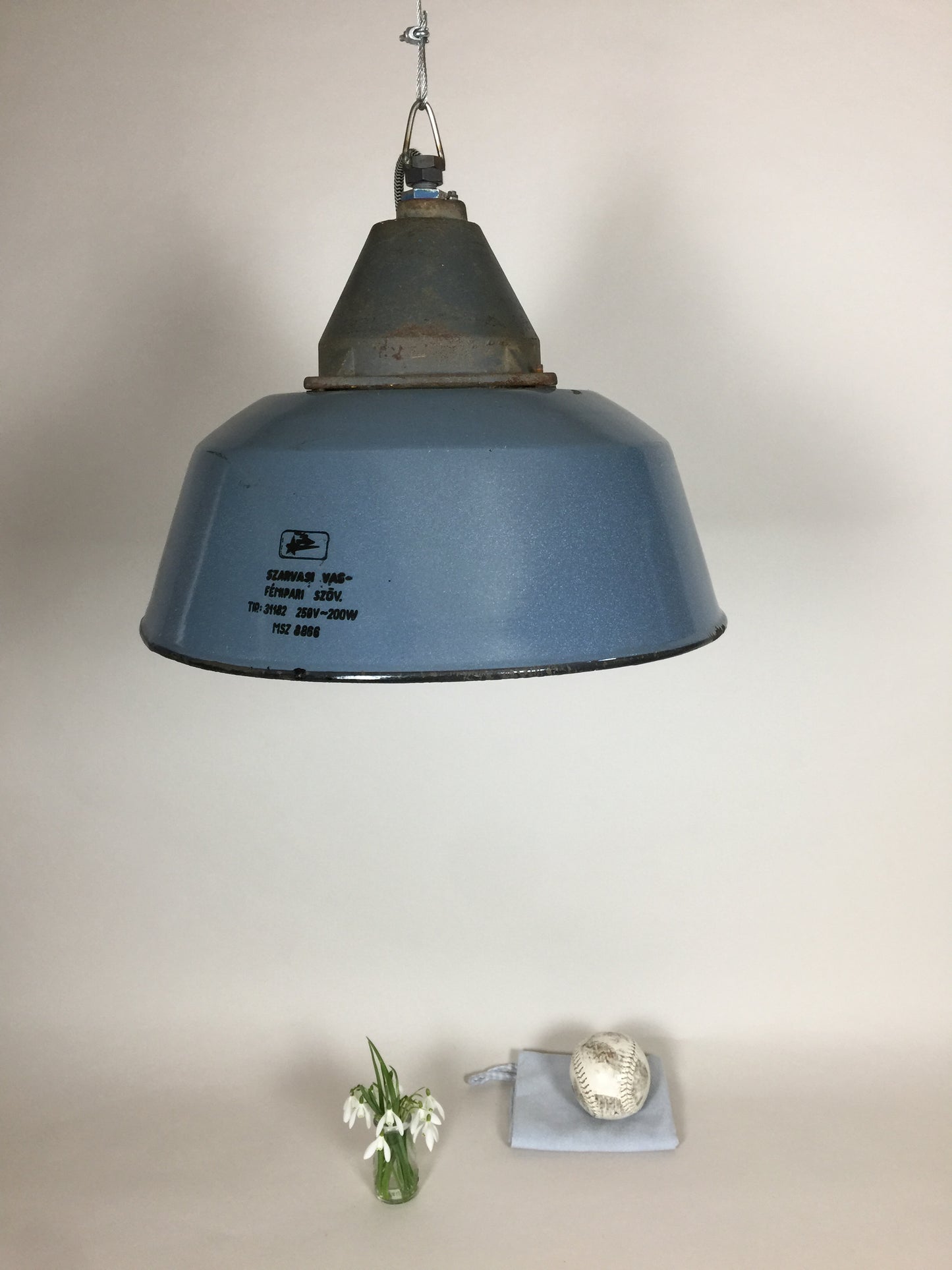 Rå och industriell lampa i vacker blå färg