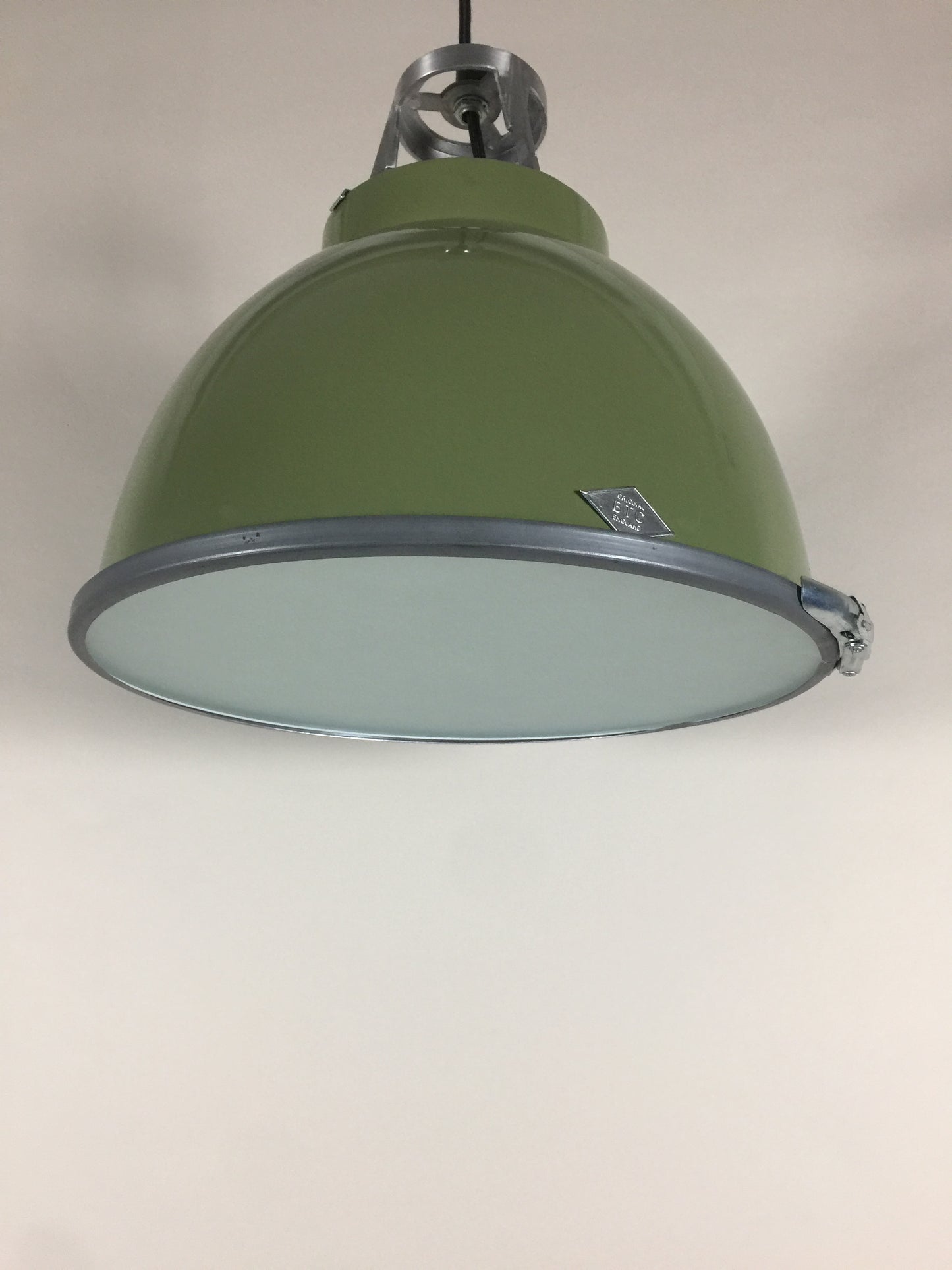 Original BTC lampa - Titan i fin grön färg med sandblästrat glas