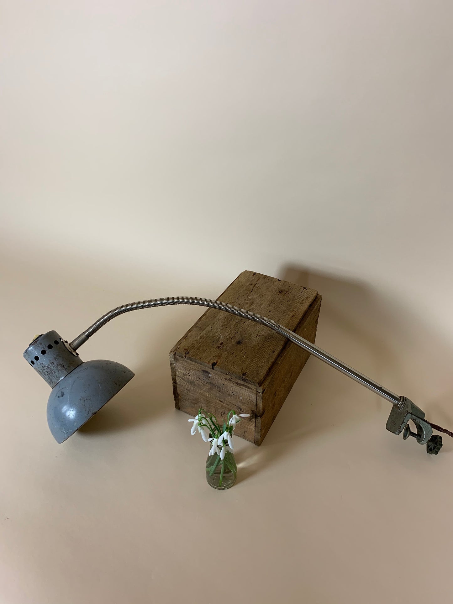 Vacker polsk arkitektlampa - Grå