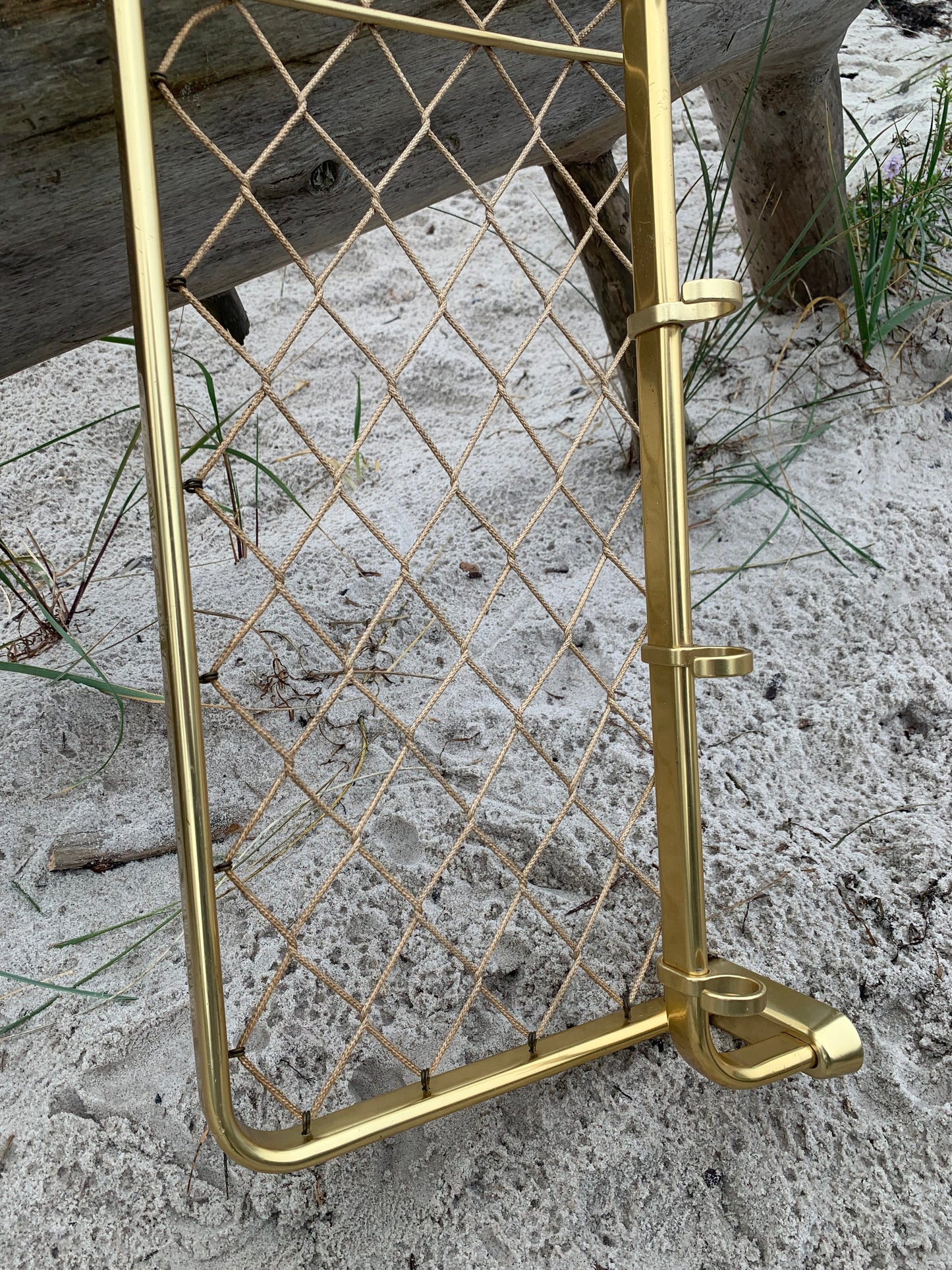 Hatthylla i mässing