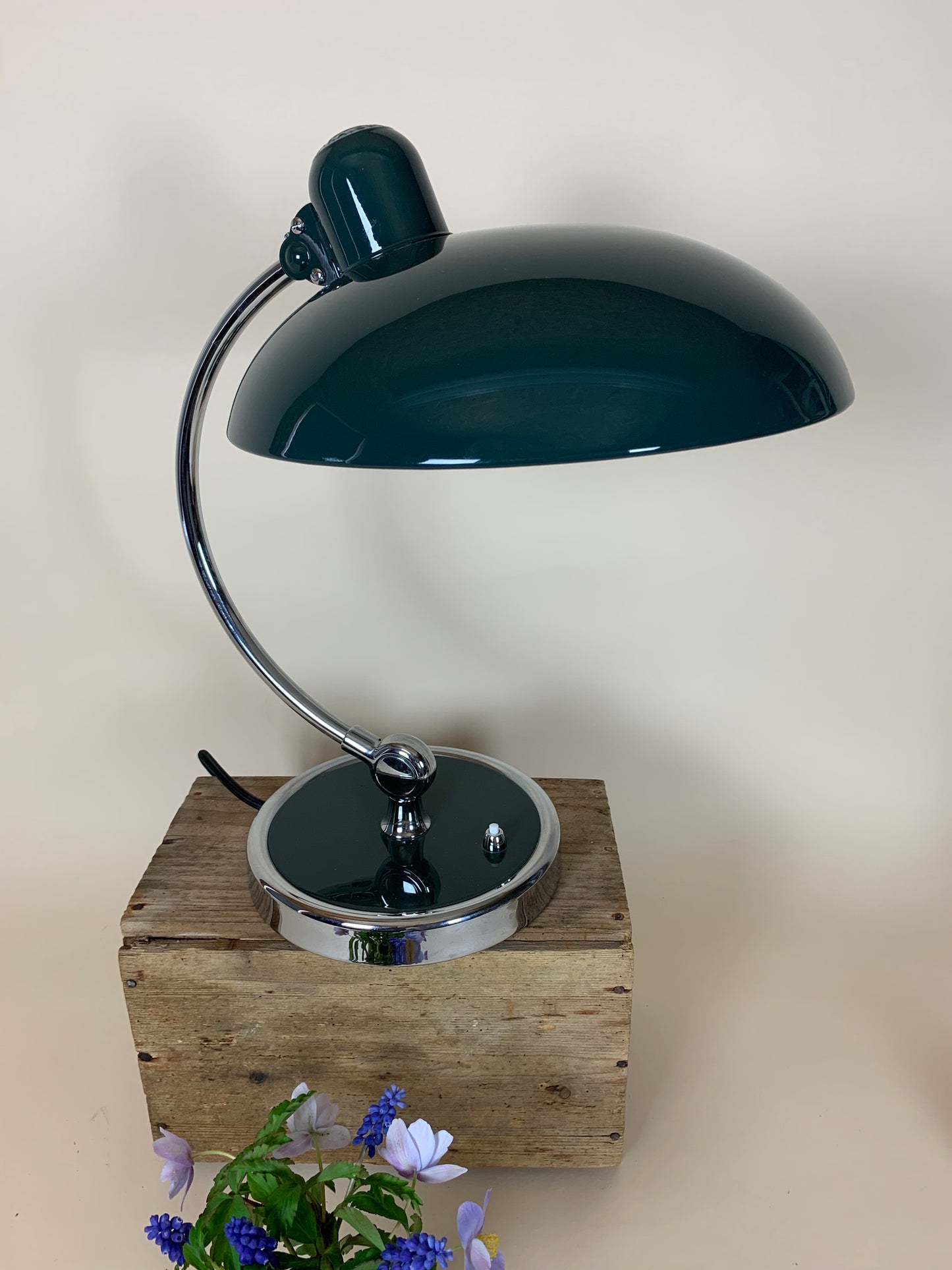 Kaiser Idell 6631 bordslampa i mörkgrön