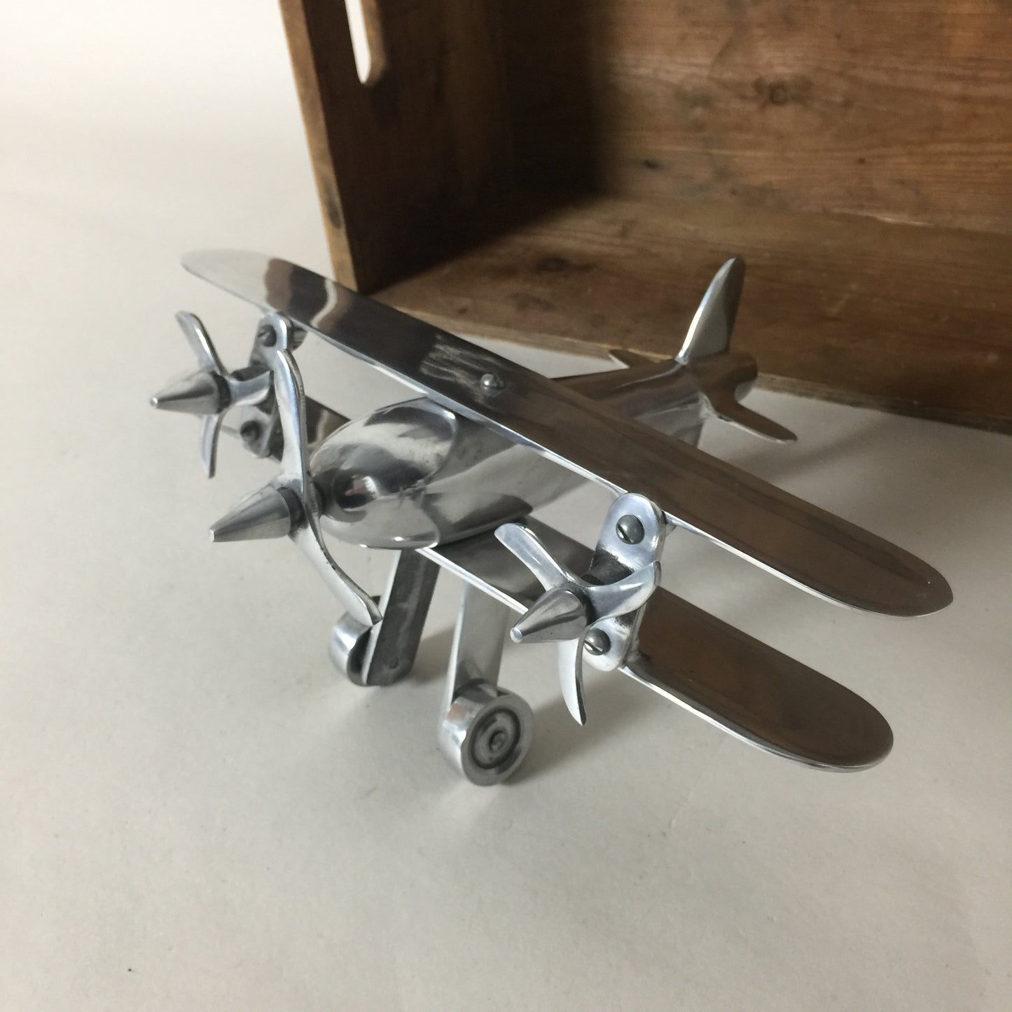 Propellerflygplan i rå design