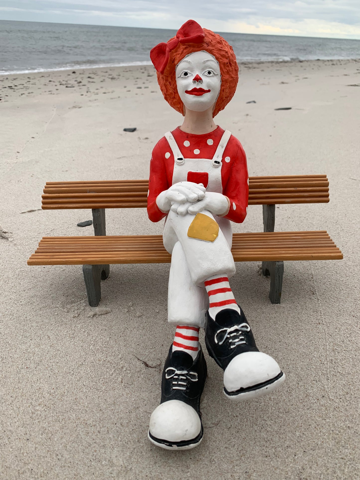 Clown på bänk