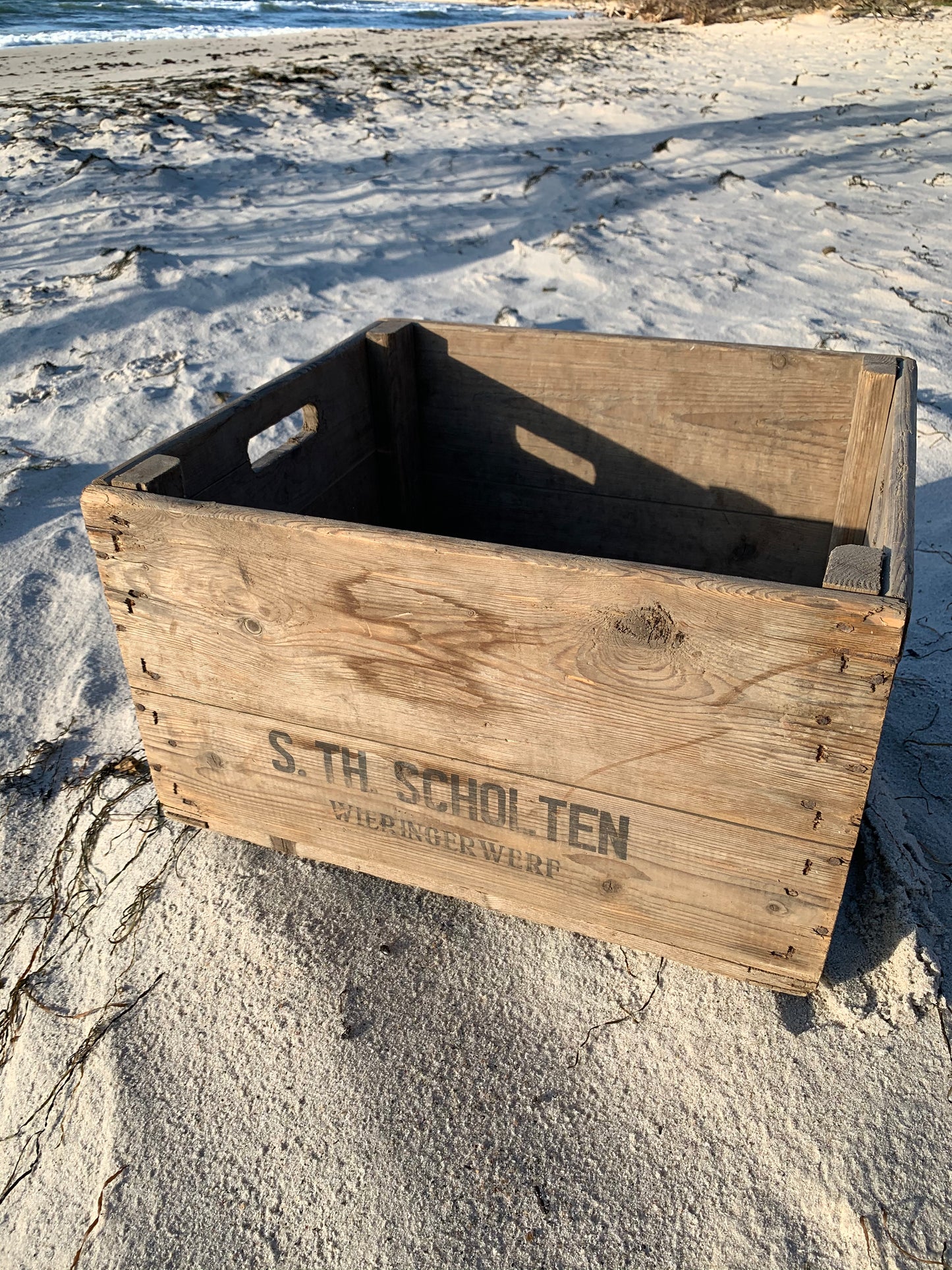 Vacker trälåda med text och nät i botten