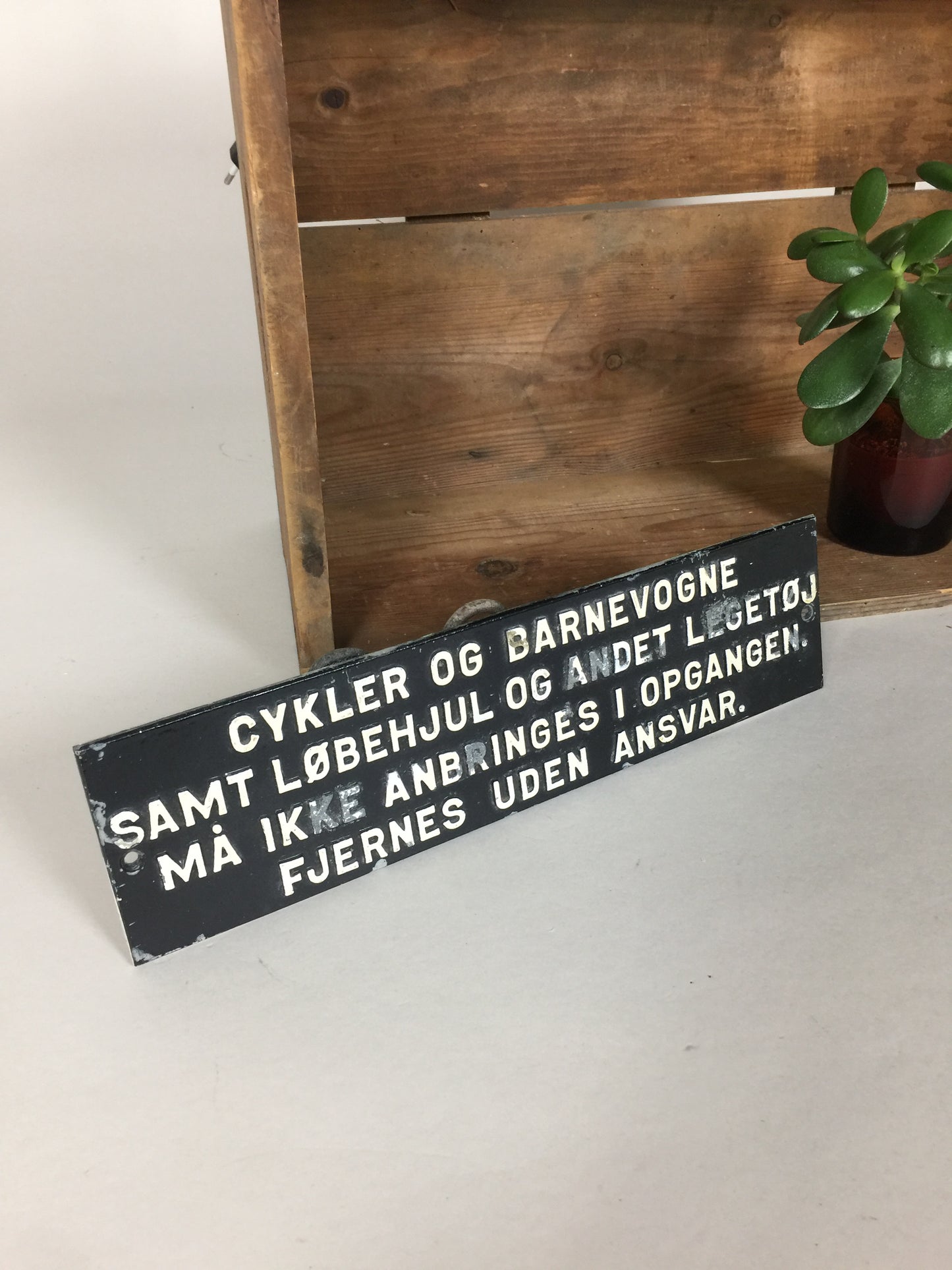 Skylt med text