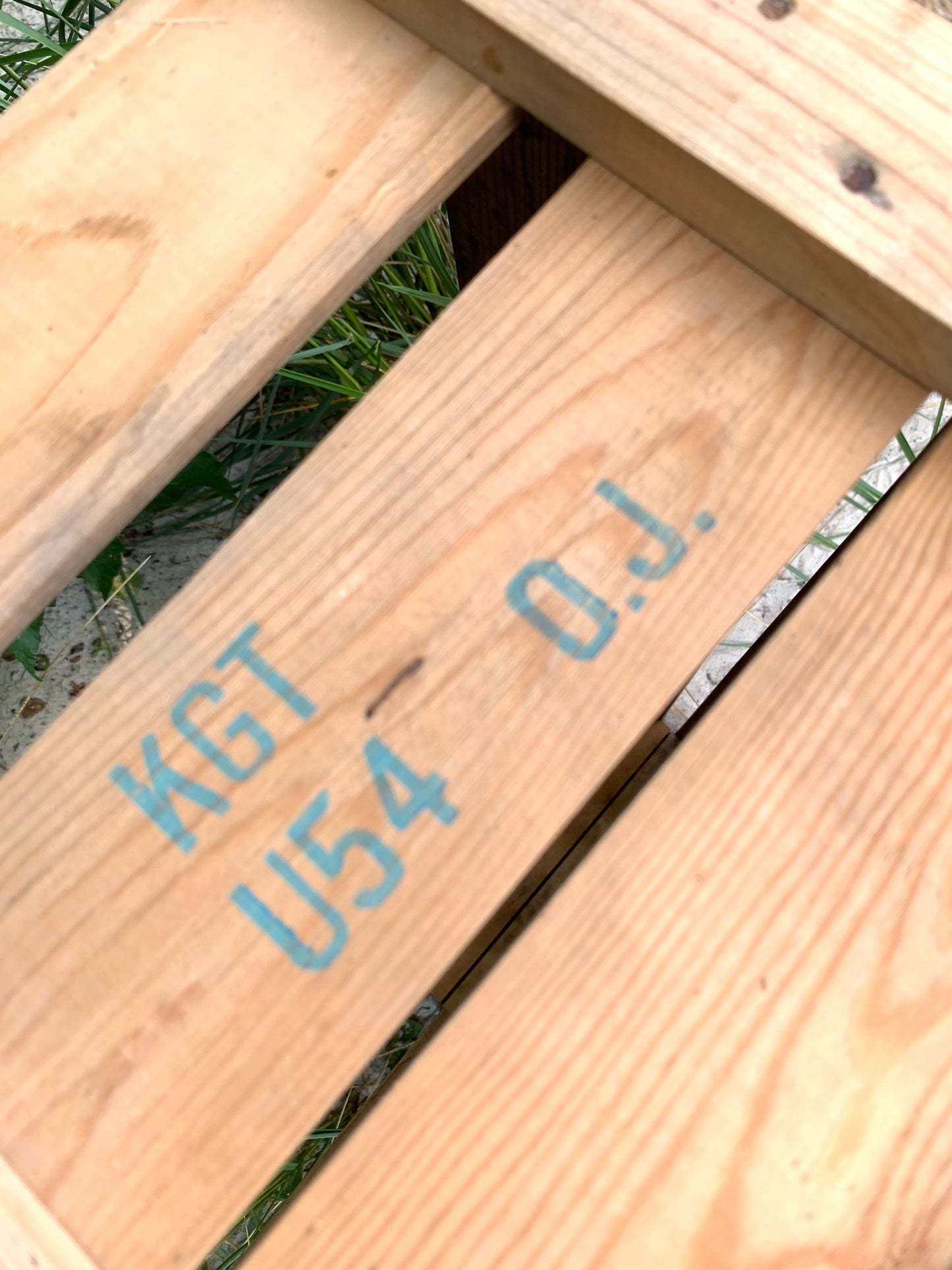 Fruktlåda i trä med vackra bokstäver