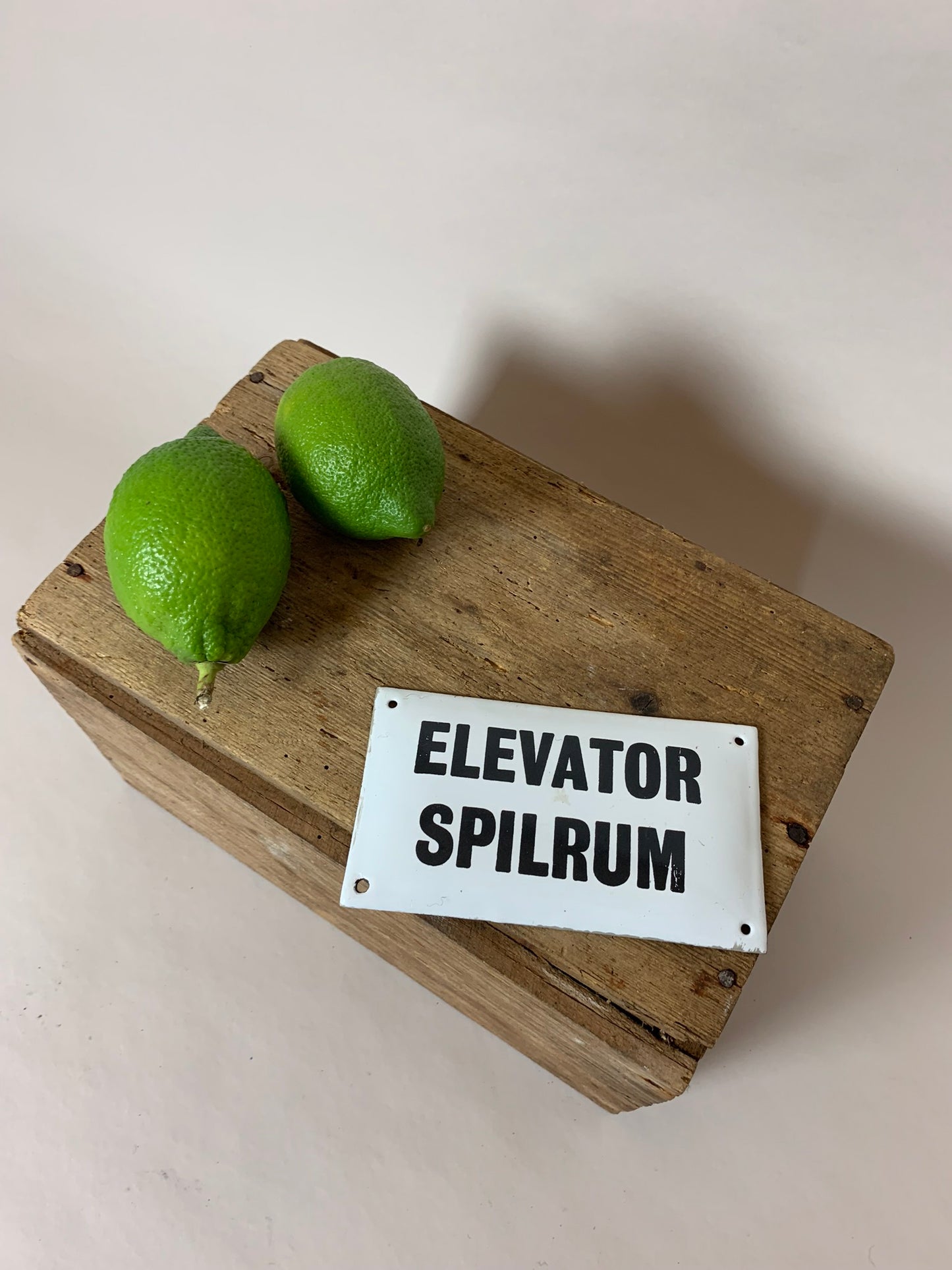 Rolig hissemaljskylt