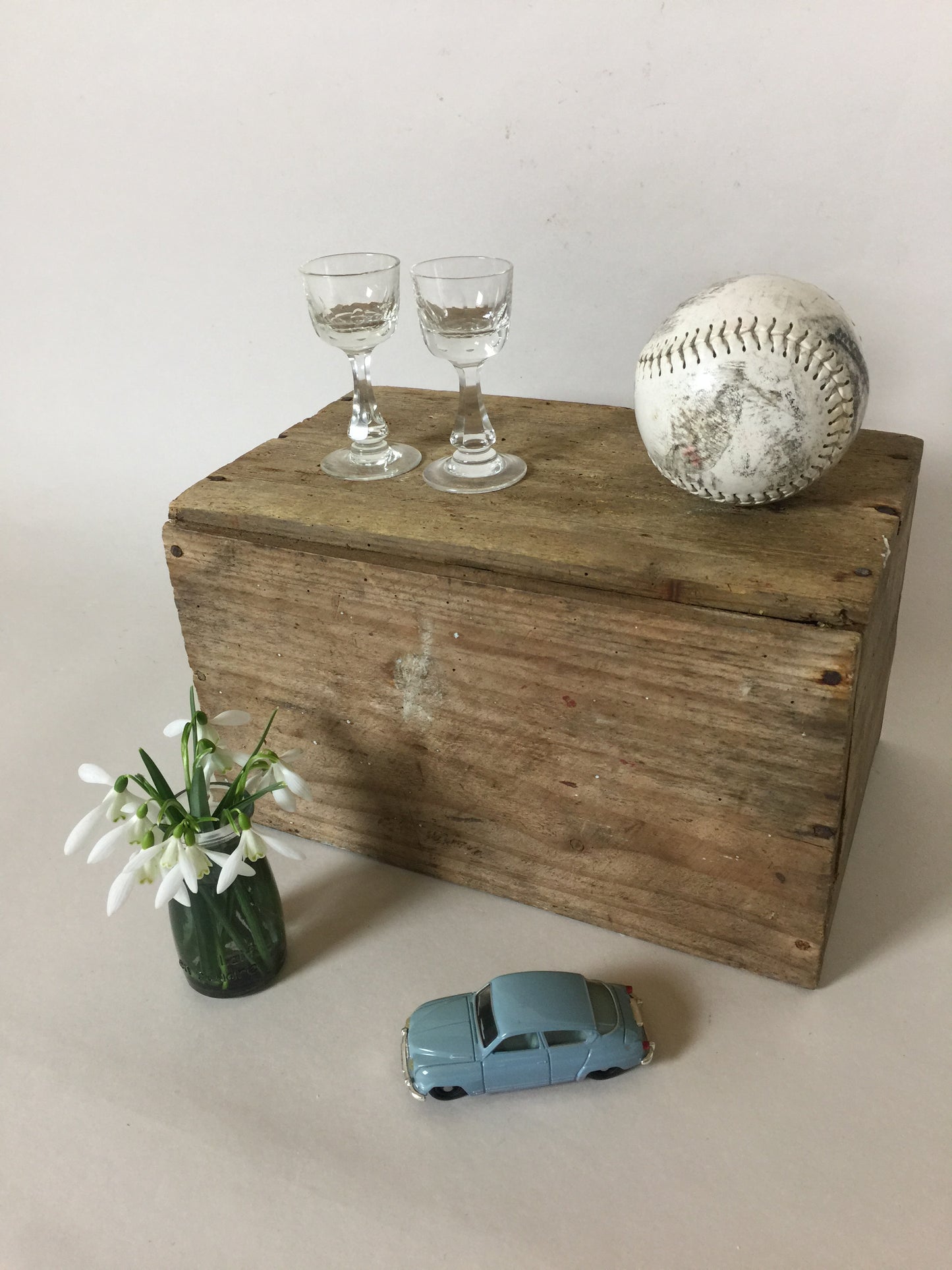 Två vackra gamla glas