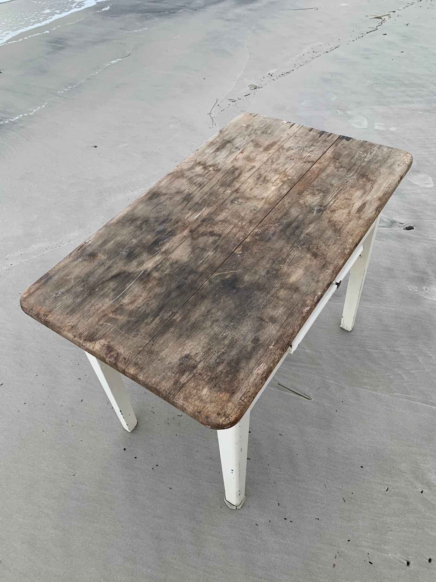 Vackert gammalt bord med låda