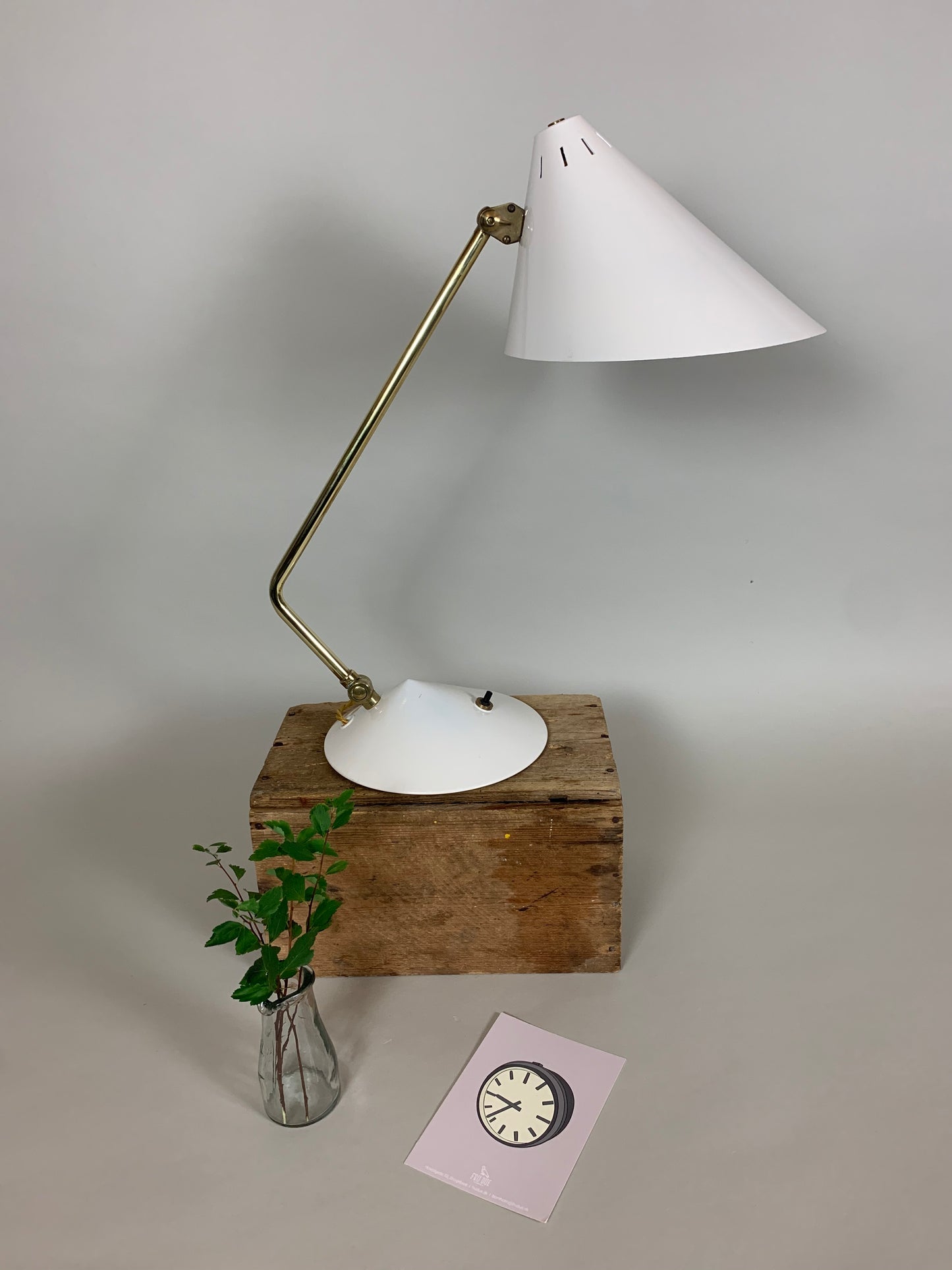 Hala bordslampa - Vit och mässing