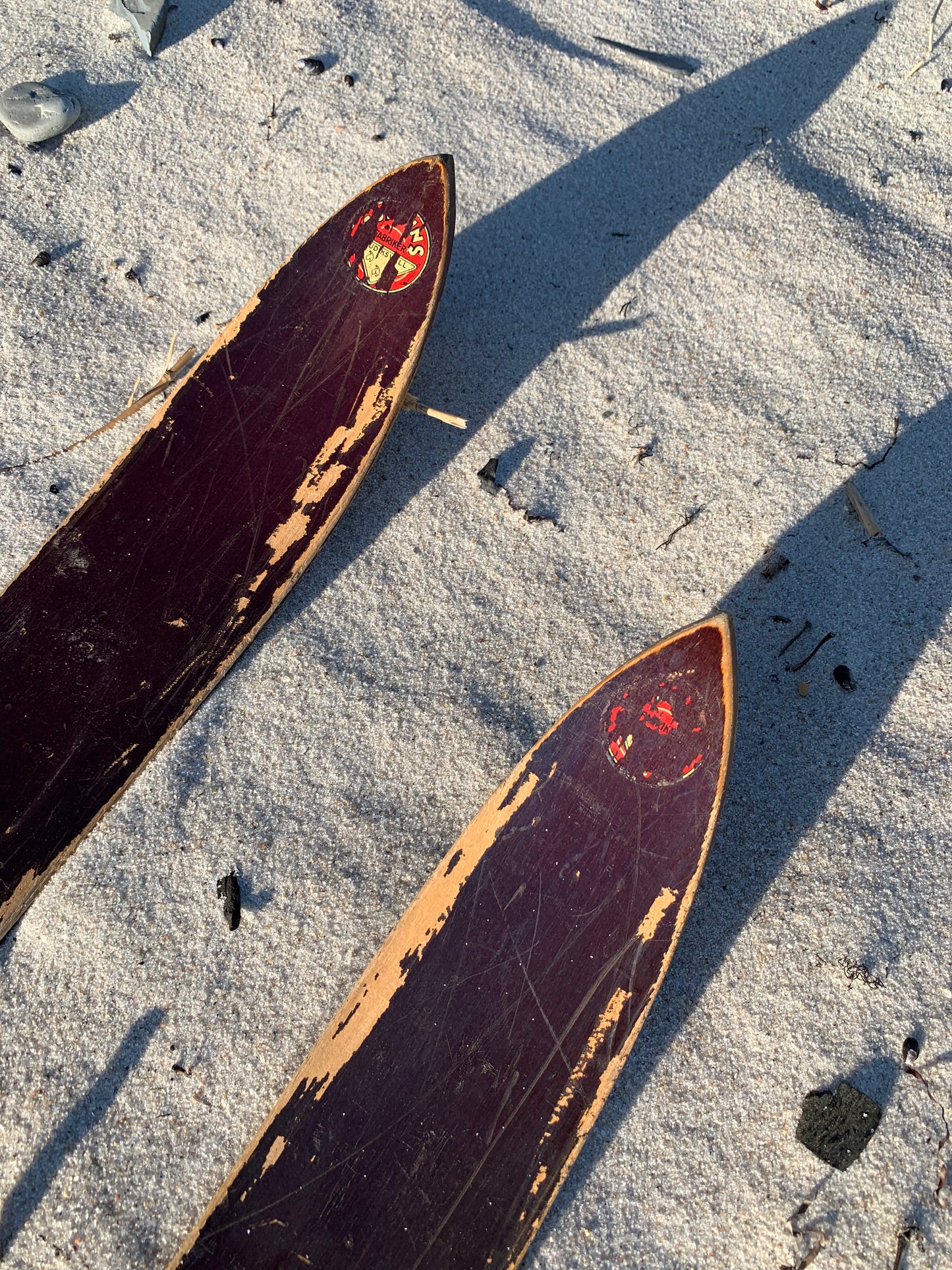 Roliga gamla och dekorativa skidor