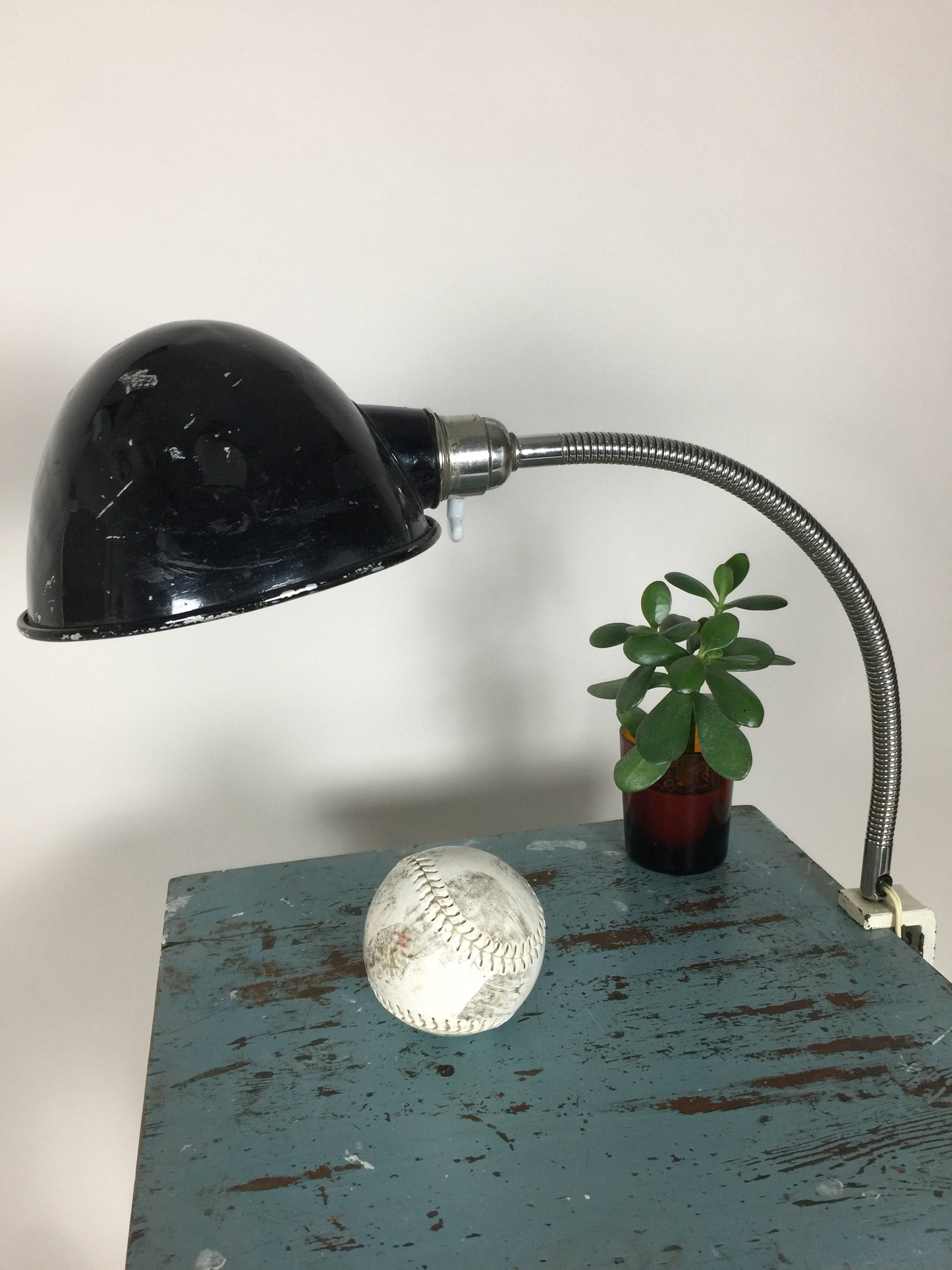 Rå och industriell arkitektonisk lampa med flexarm