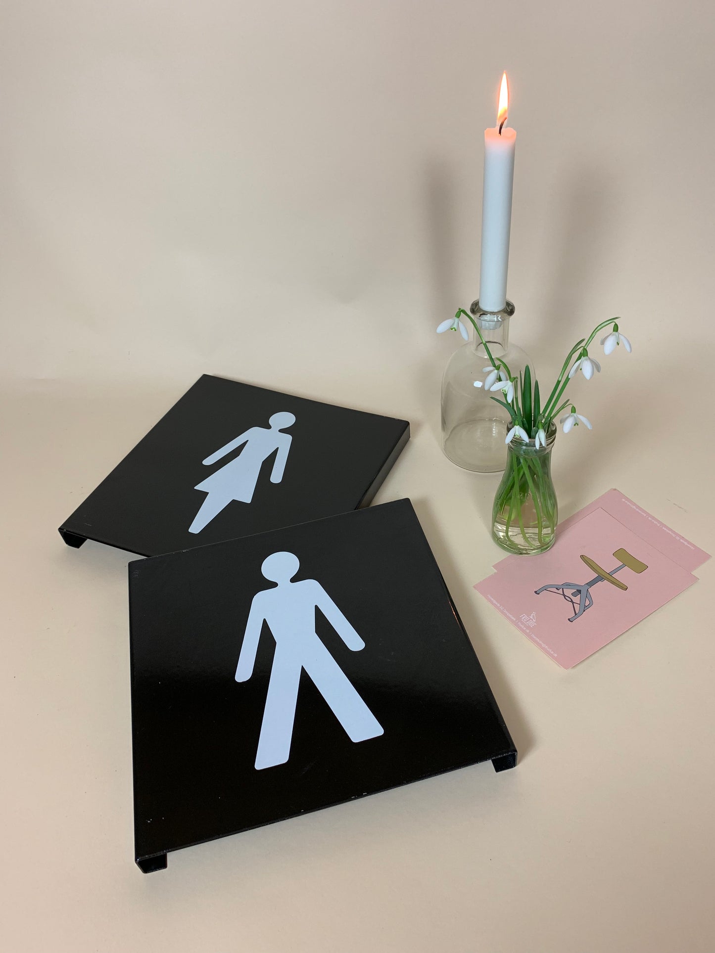 Set med separata piktogram för damer respektive herrar