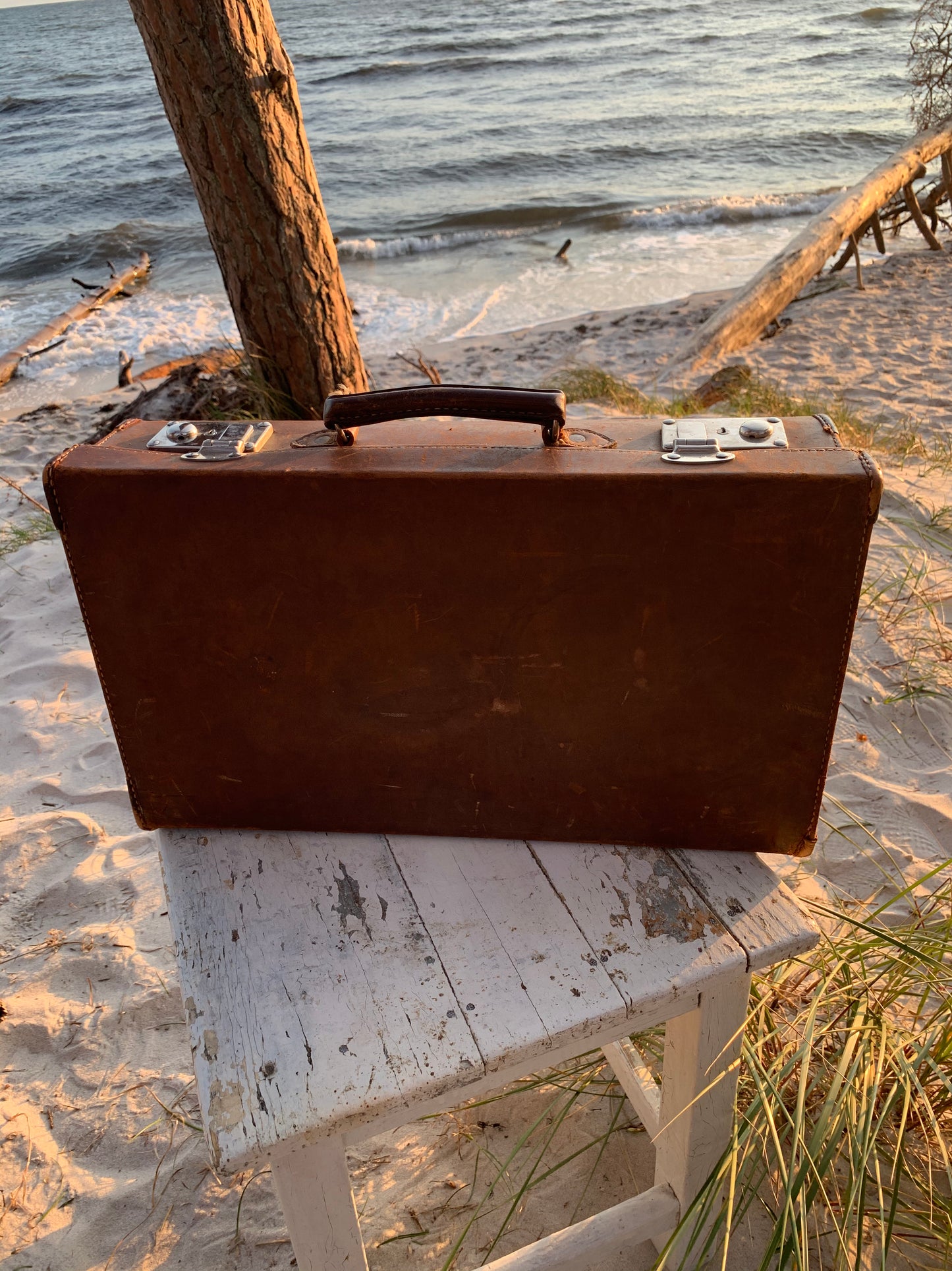 Resväska i skinn med mycket patina