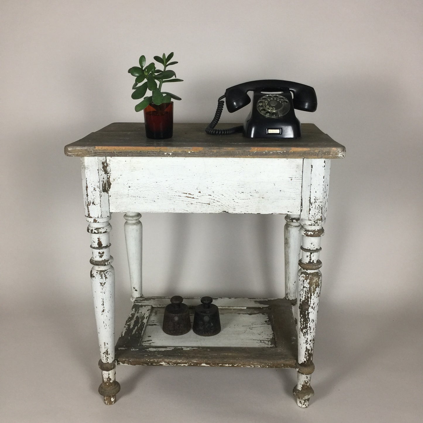 Litet bord med mycket patina