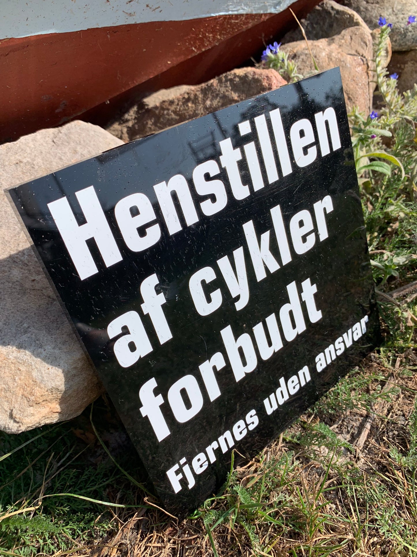Skylt av akryl
