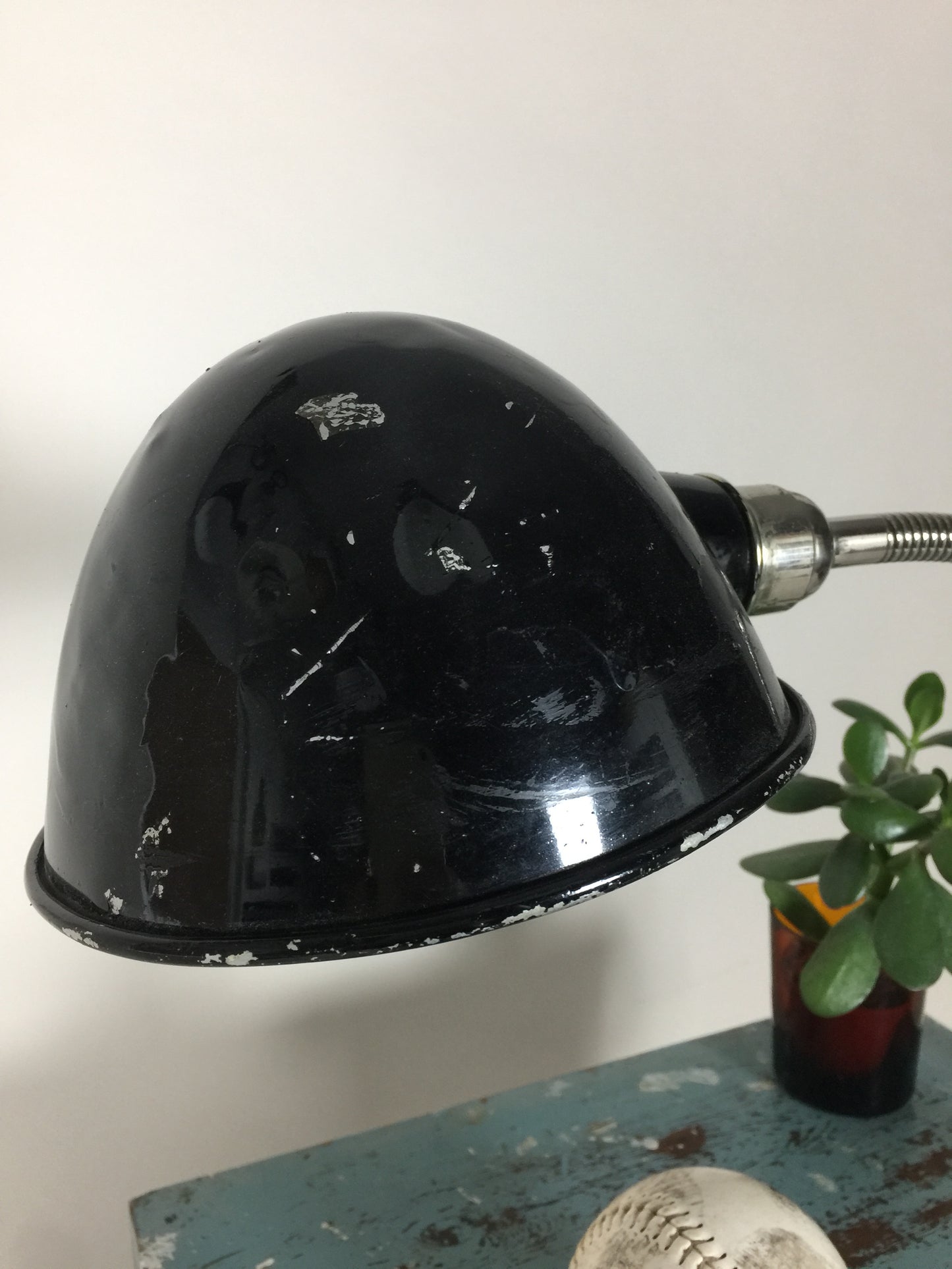 Rå och industriell arkitektonisk lampa med flexarm