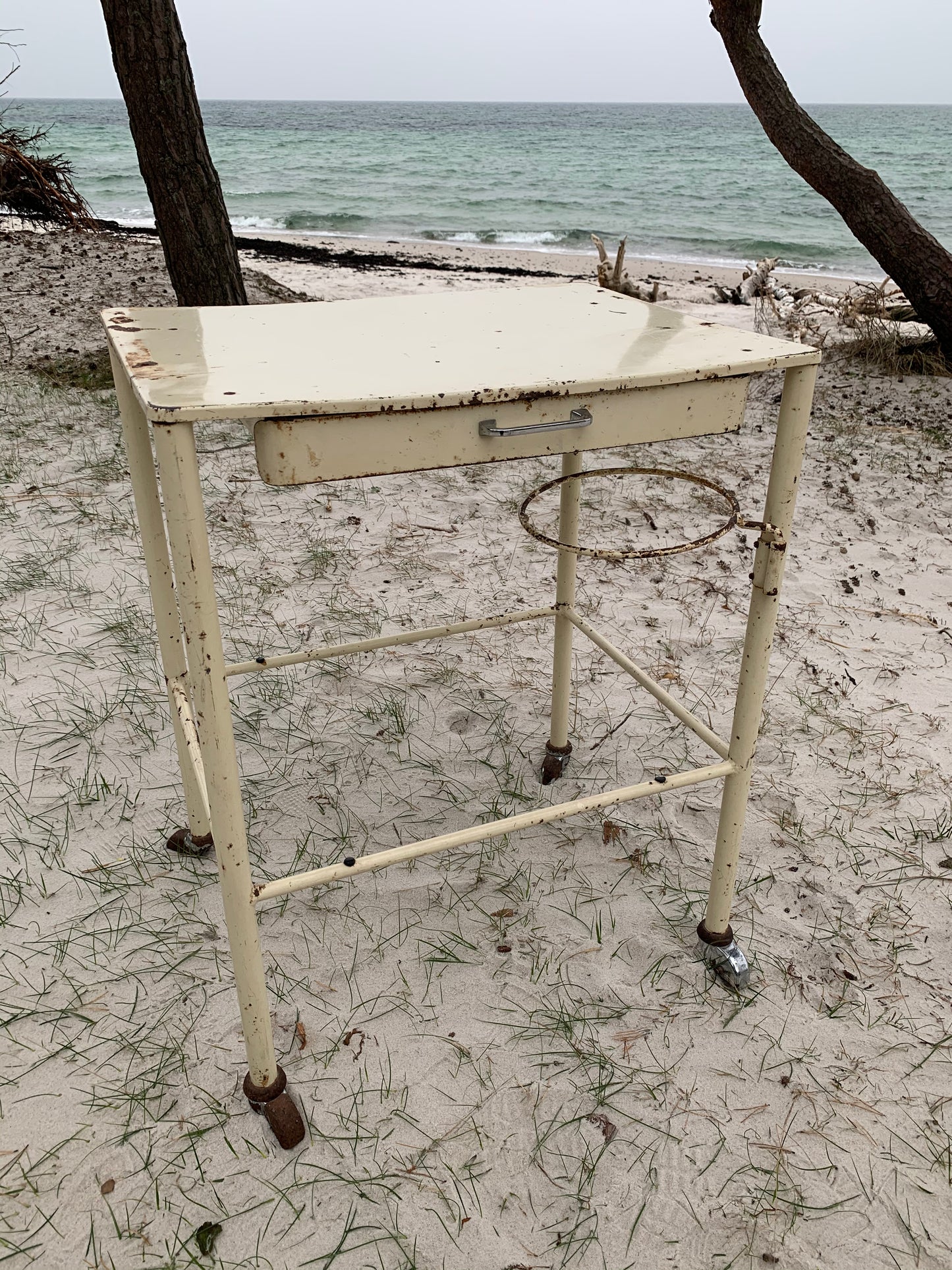 Tandvårdsskåp med vackraste patina