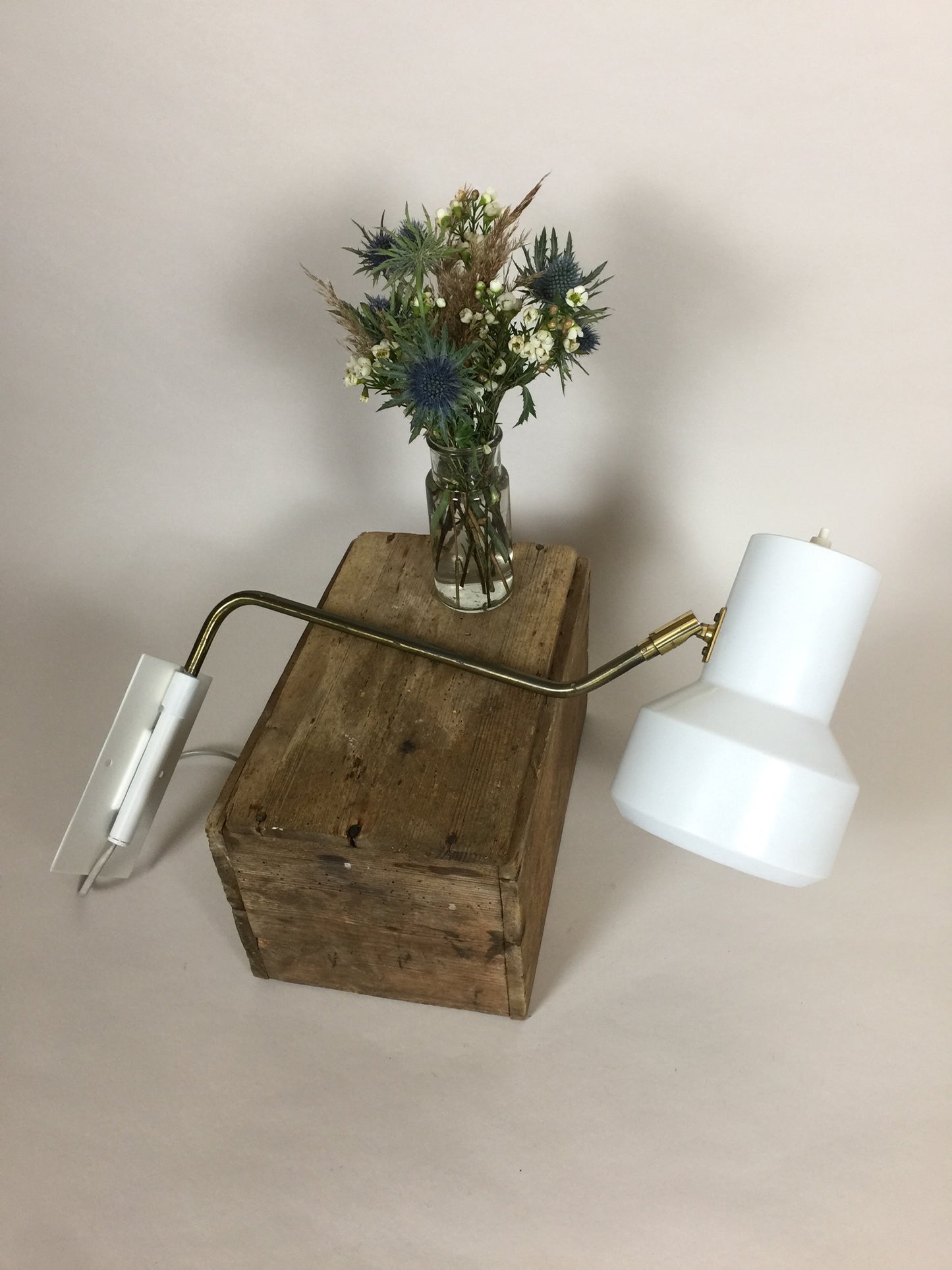 Fin gammal Vitrika vägglampa