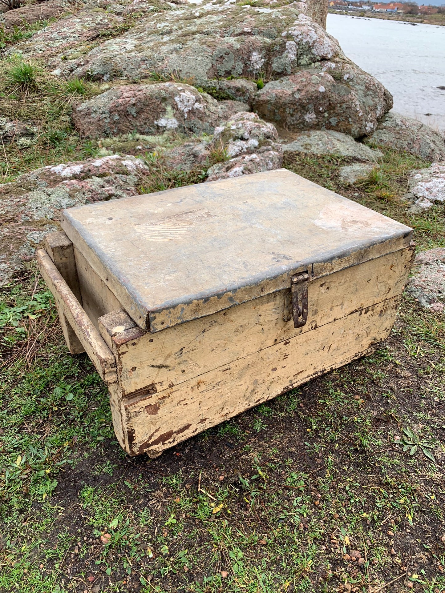 Verktygslåda med metalllock och roliga detaljer