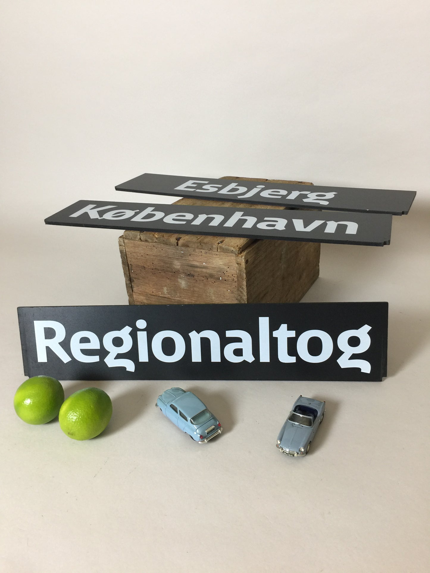 Roliga DSB-skyltar från tåg (priset är för alla 3 st.)