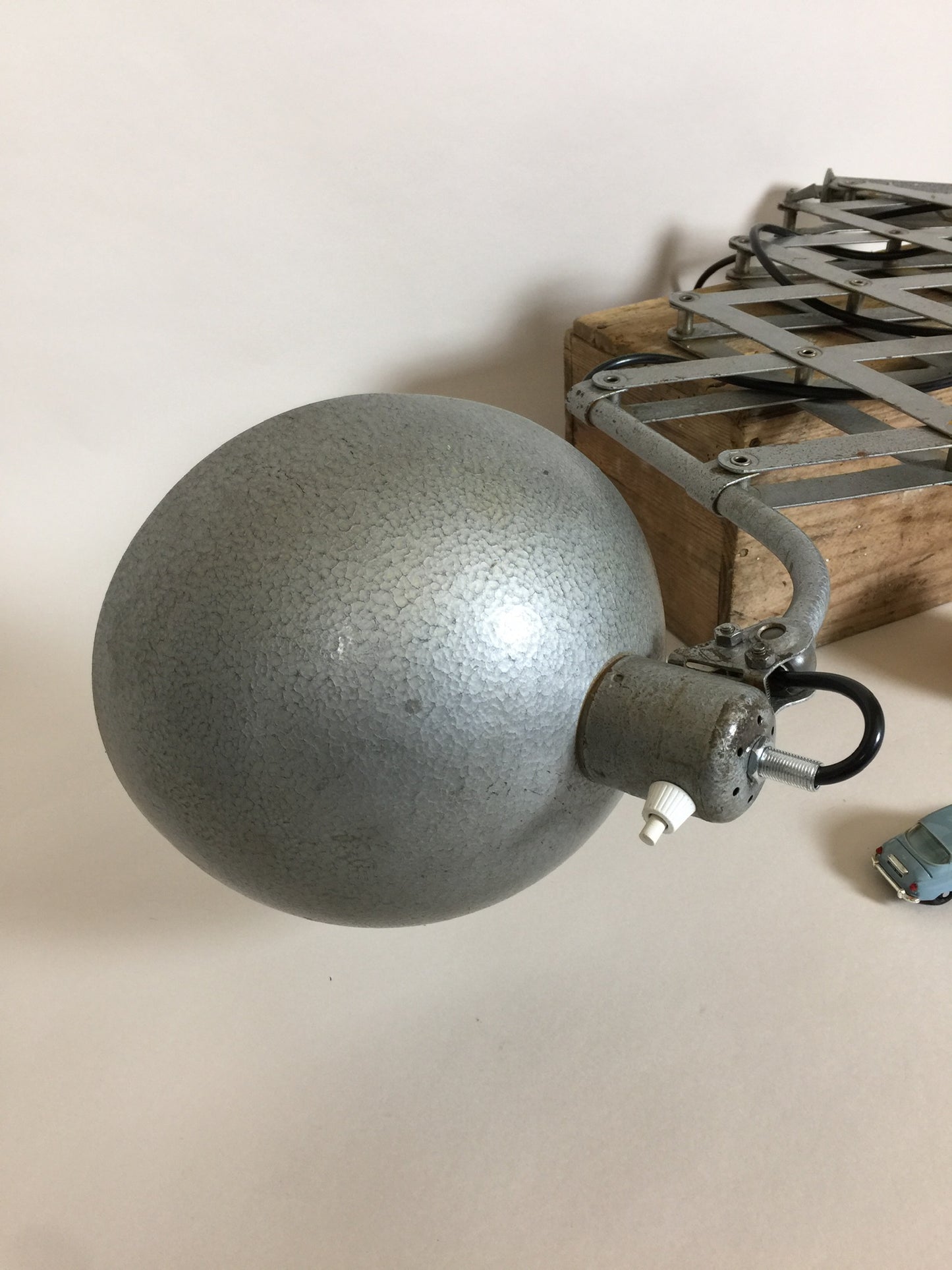 Vacker saxlampa i hammarlack från Bauhaus