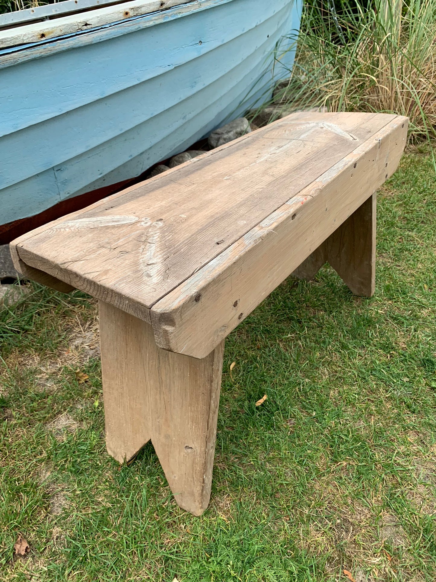 Fin liten bänk med vacker patina