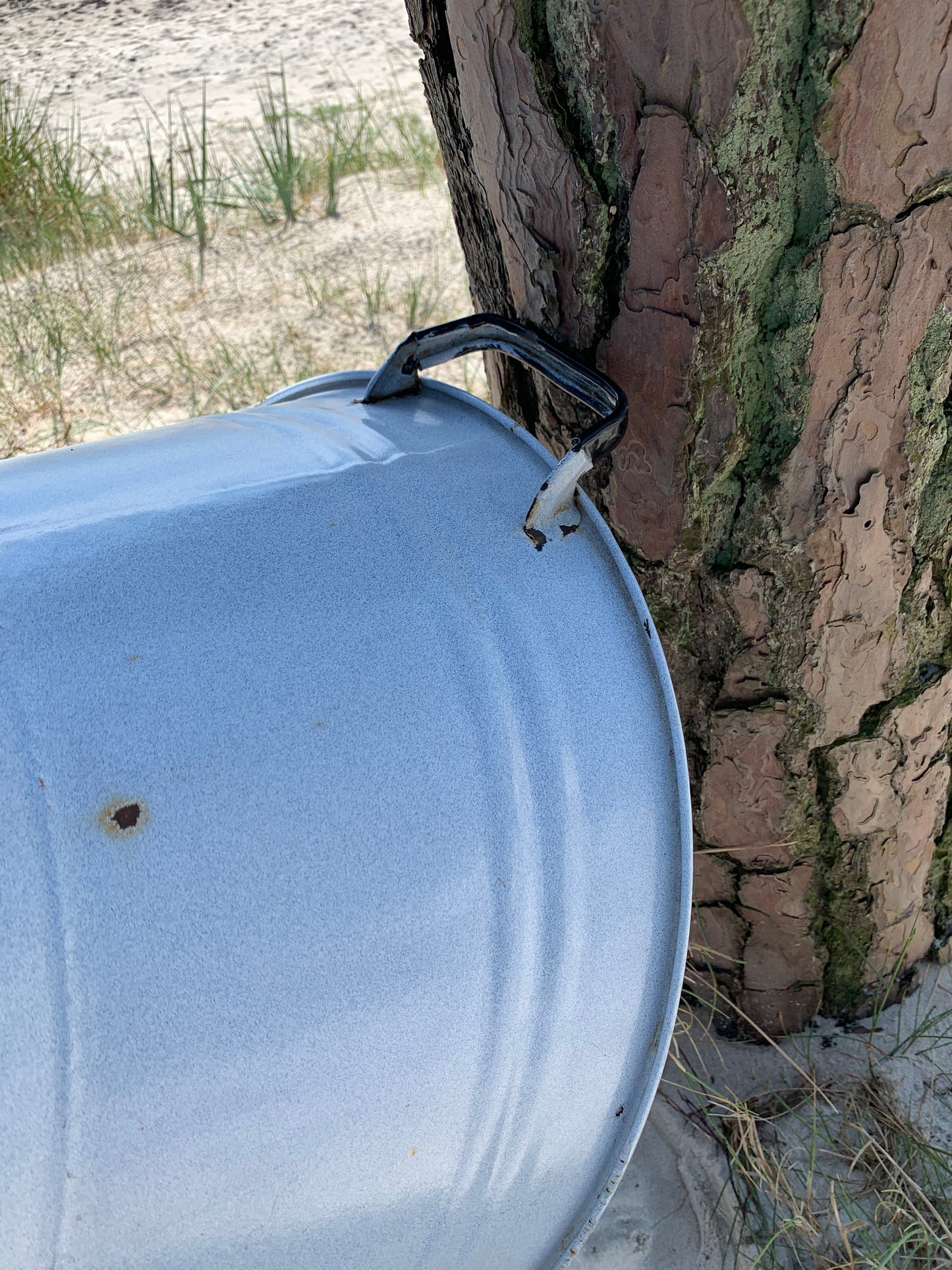 Stort badkar i ljusgrå emalj