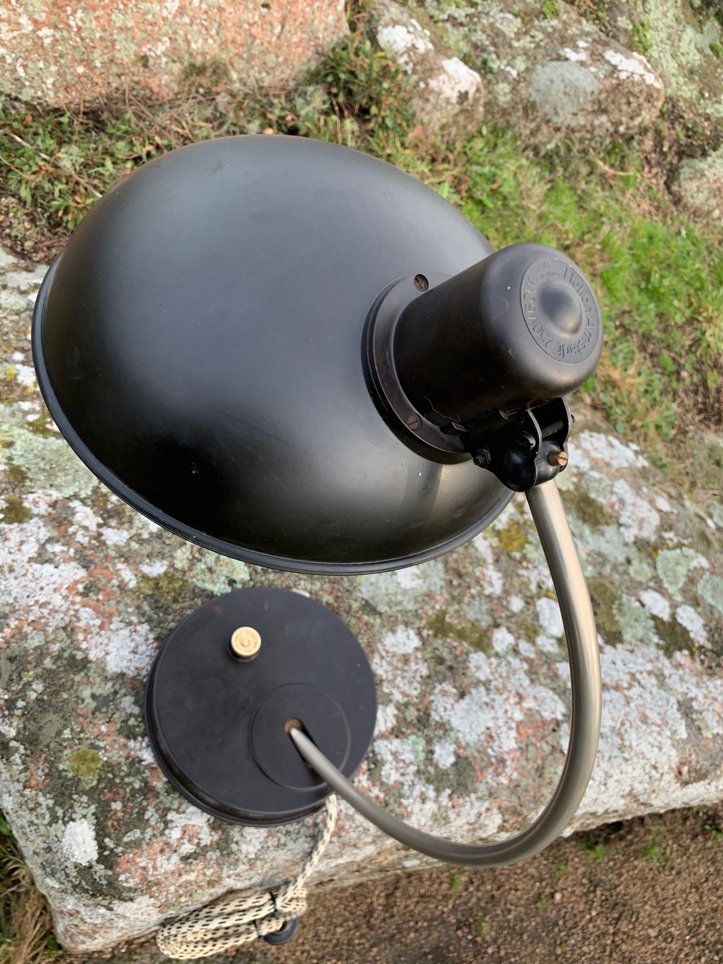 Helion vintage lampa i bakelit