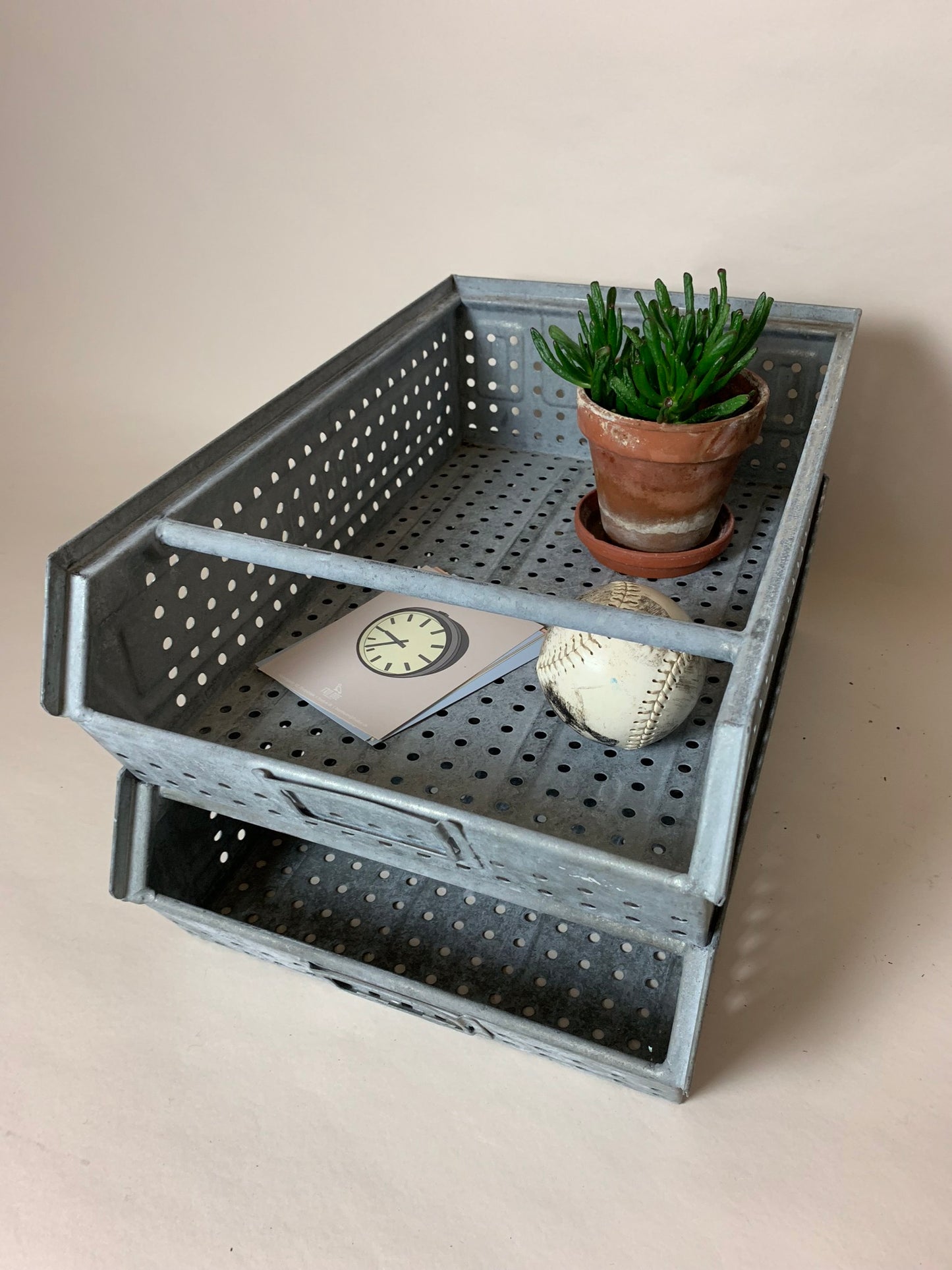 Vacker och stapelbar metalllåda - priset är pr PCS.