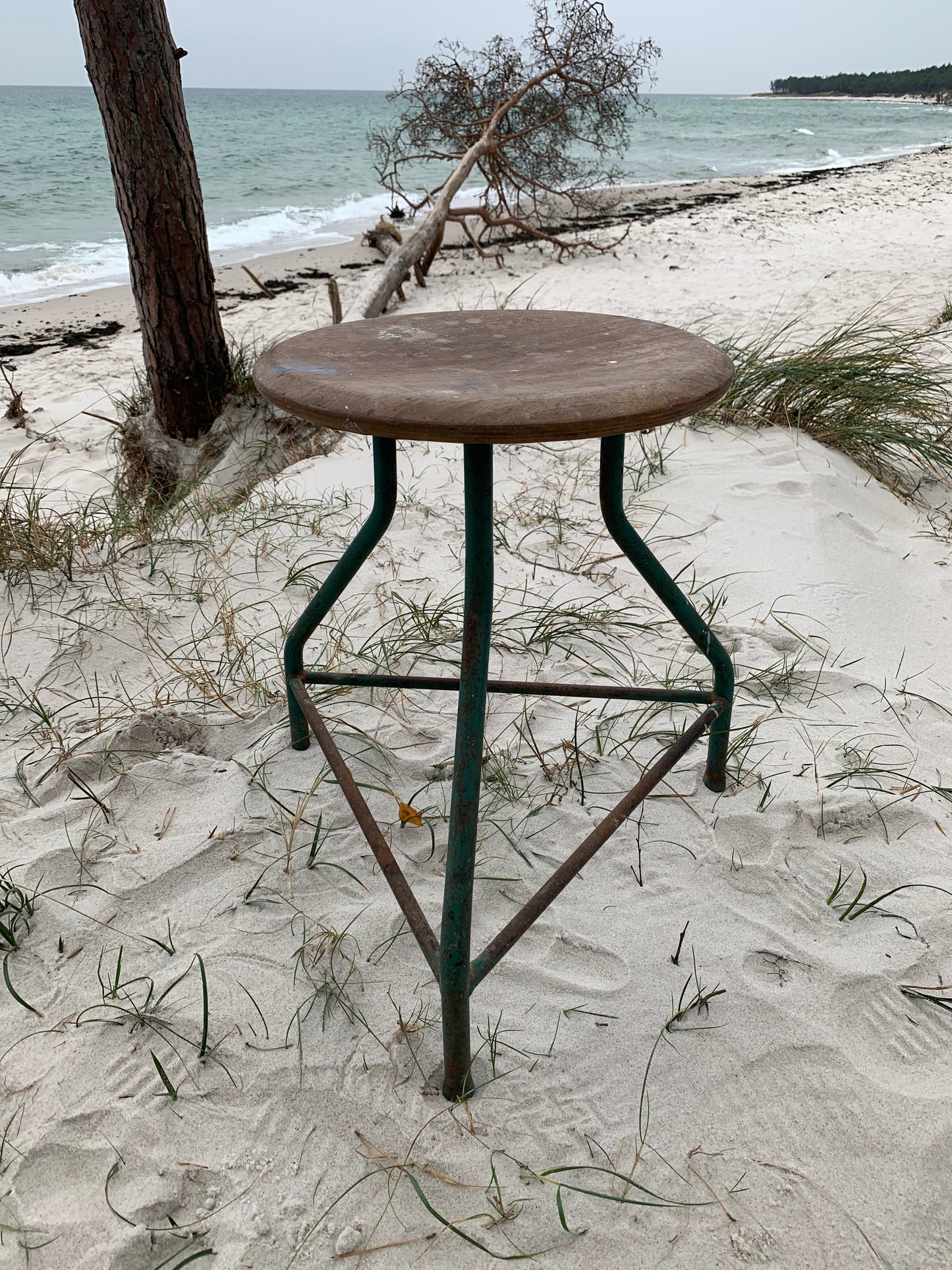 Industriell pall med mycket patina
