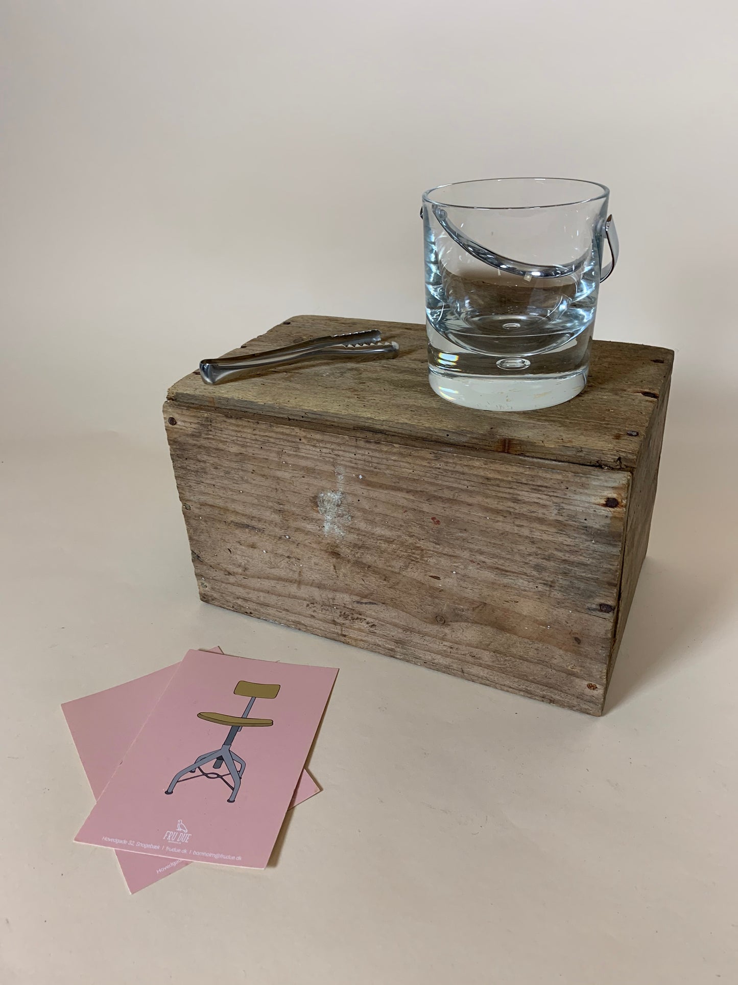 Slät ishink i glas med fin tjock bas och stålhandtag