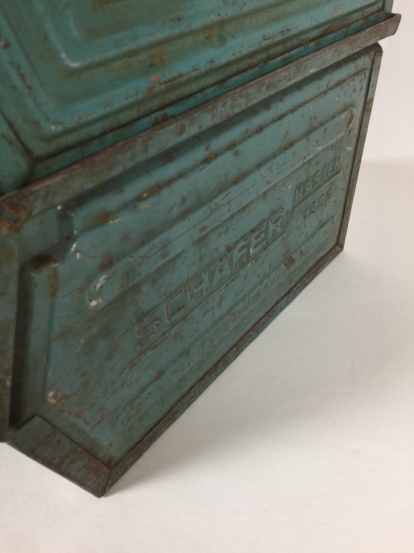 Vacker grön industriell metalllåda (priset är per styck)