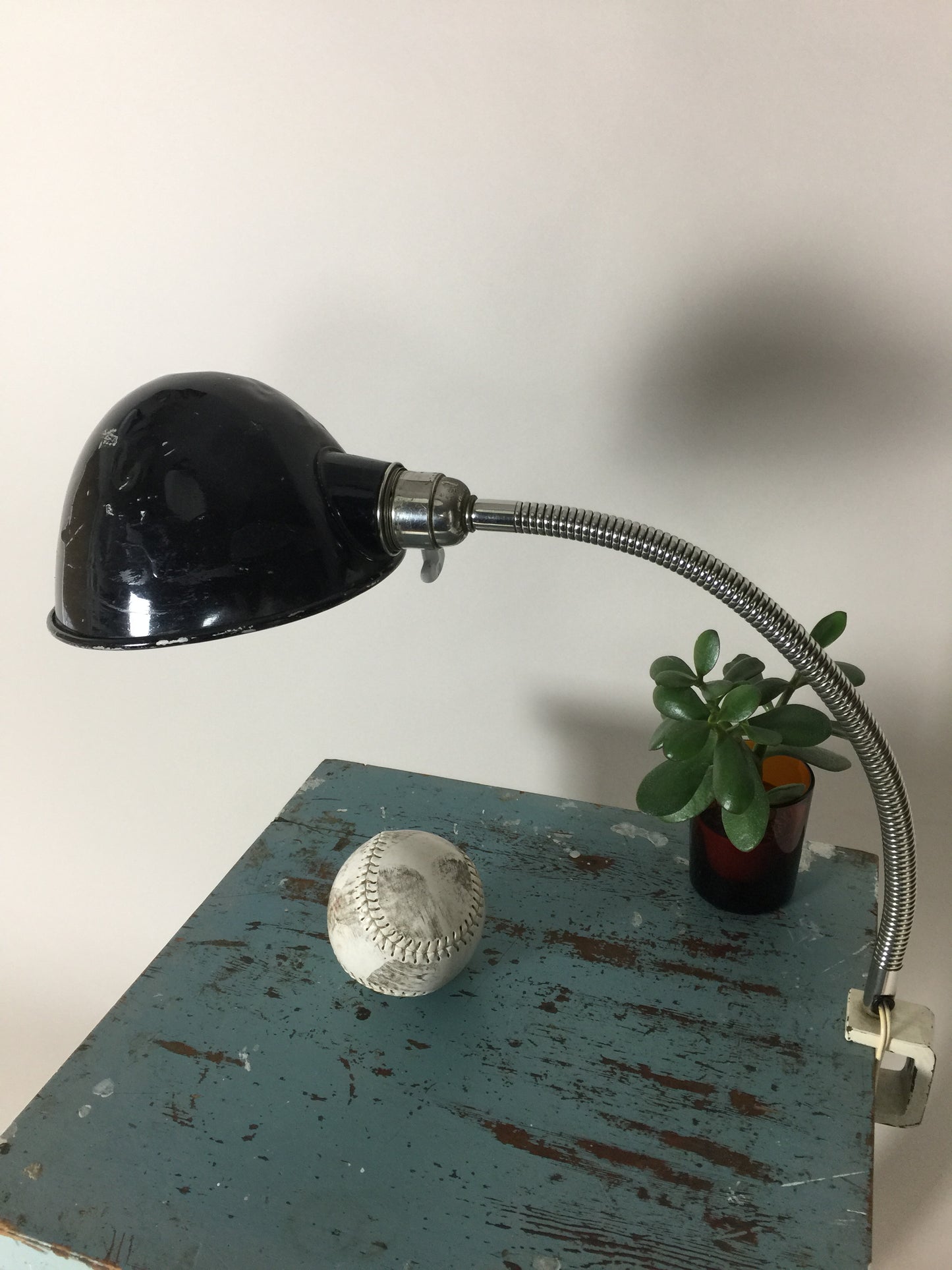 Rå och industriell arkitektonisk lampa med flexarm