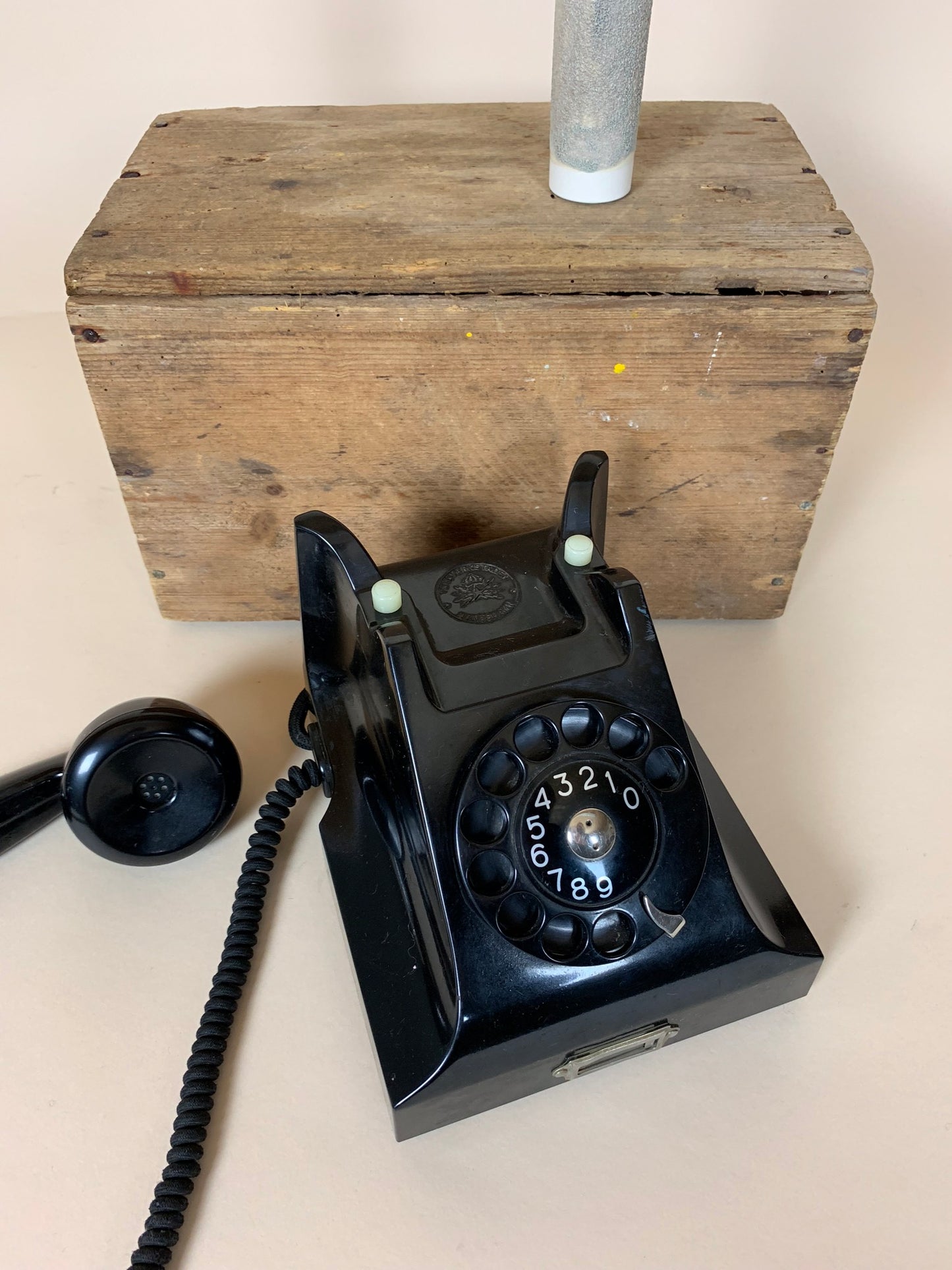 Gammal bakelittelefon