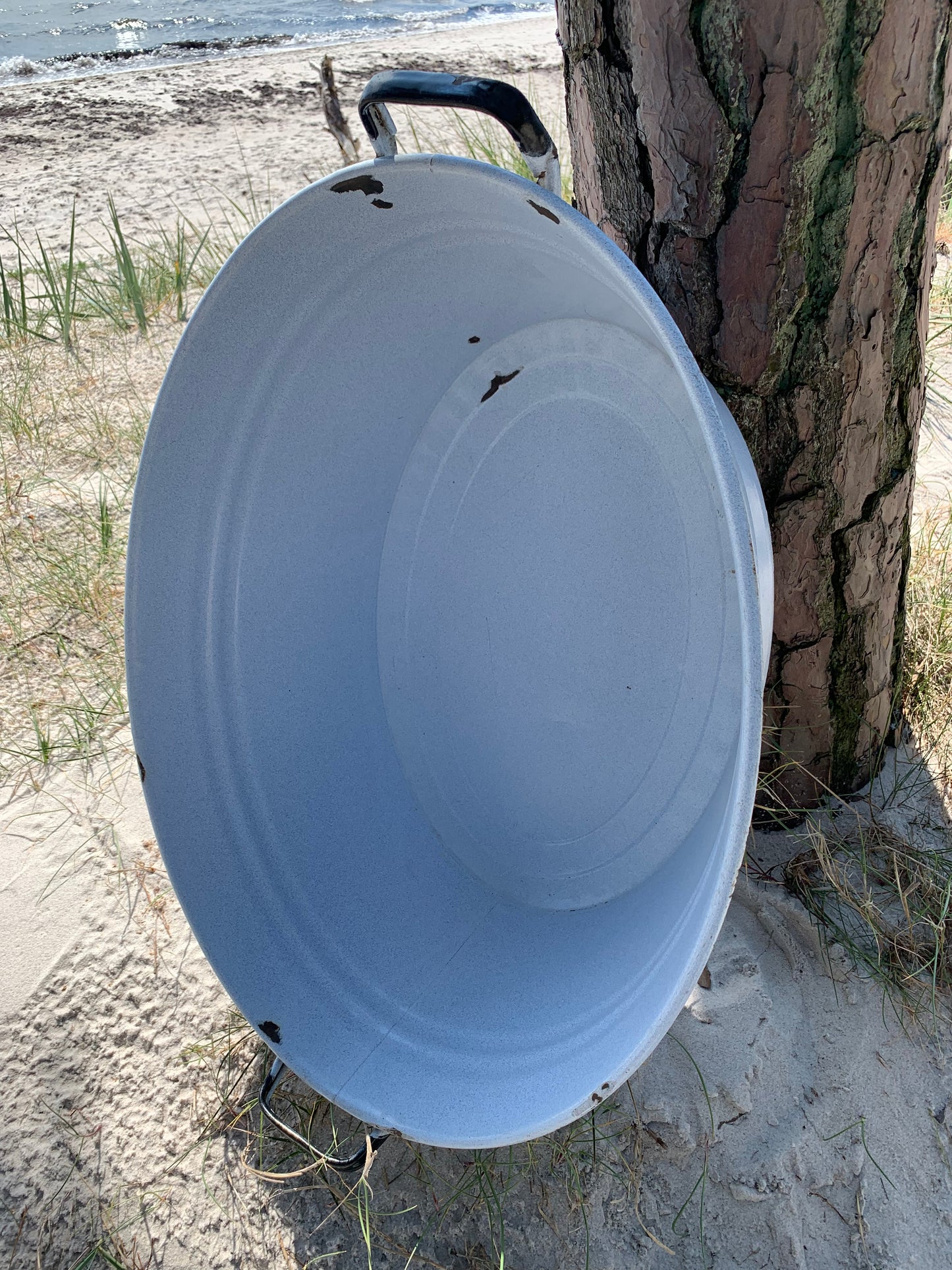 Stort badkar i ljusgrå emalj