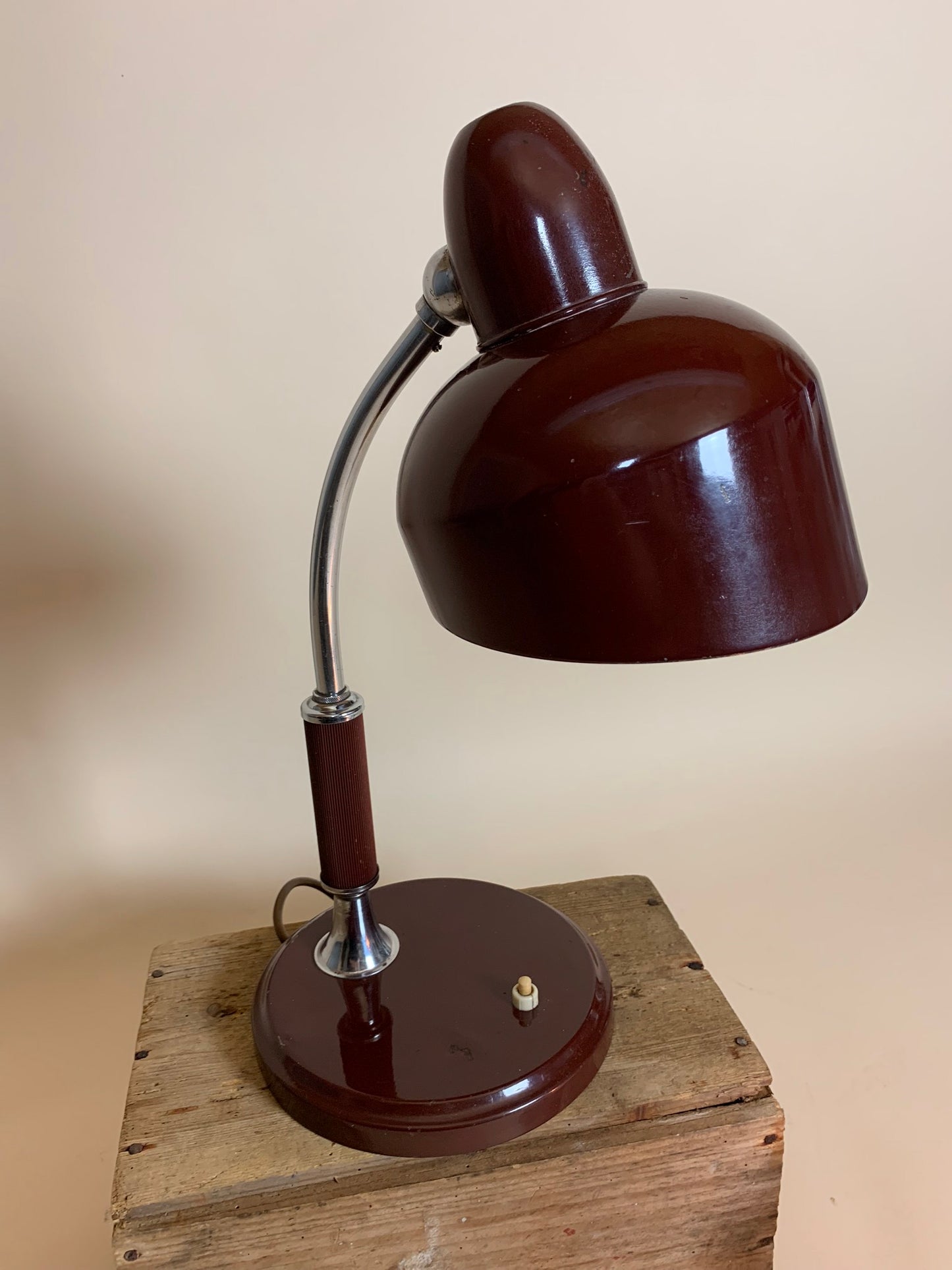 Escolux bordslampa i brunt