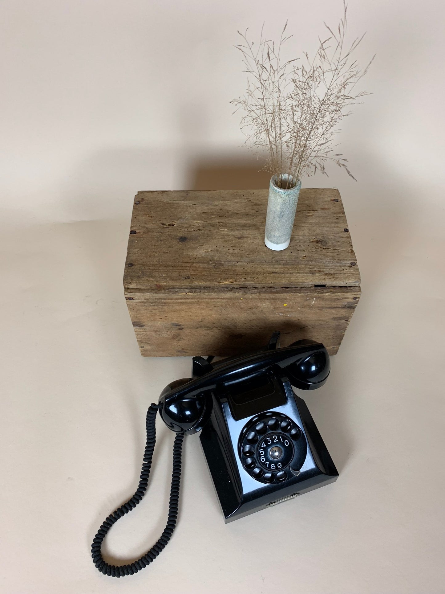 Gammal bakelittelefon