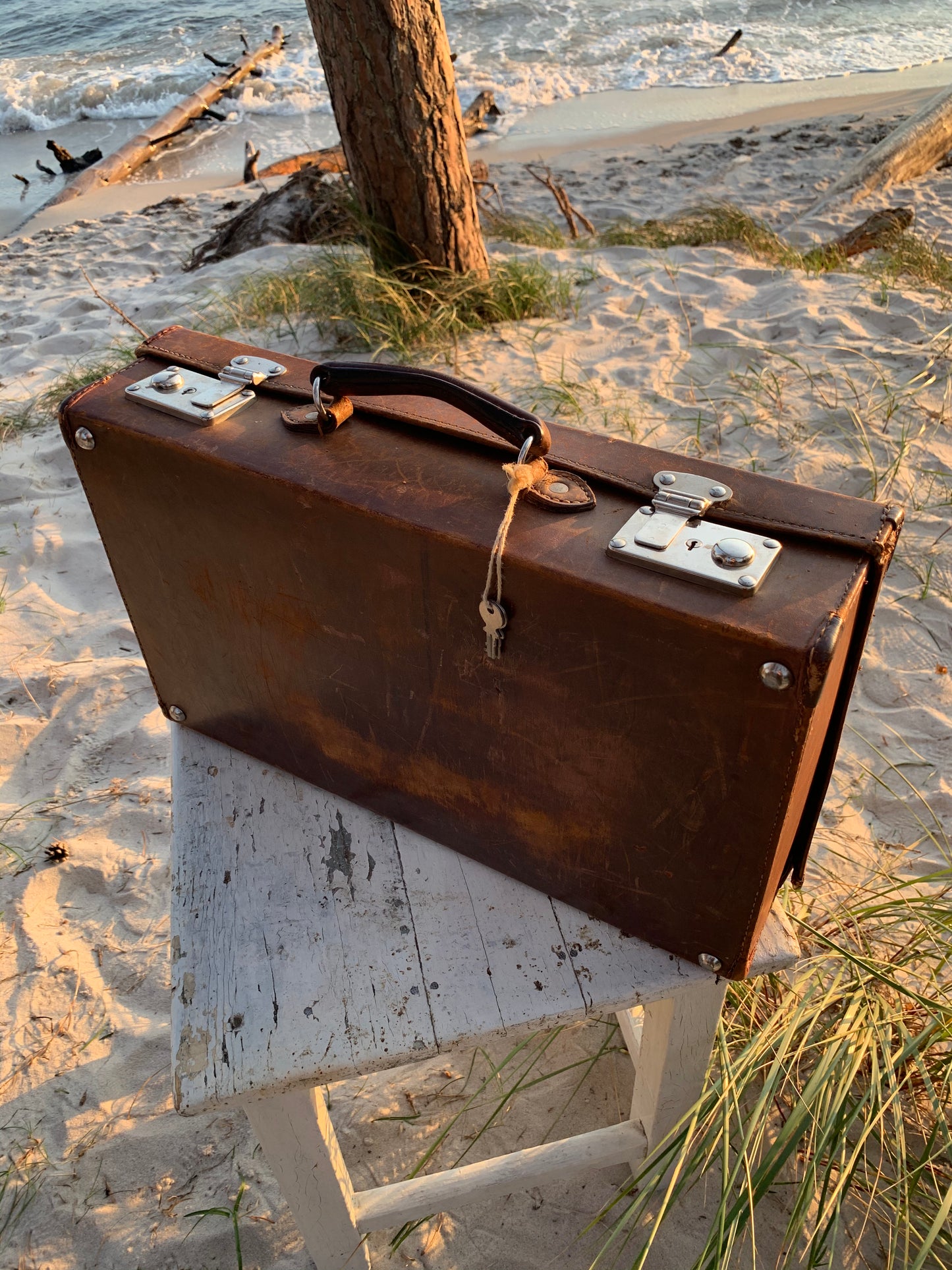 Resväska i skinn med mycket patina