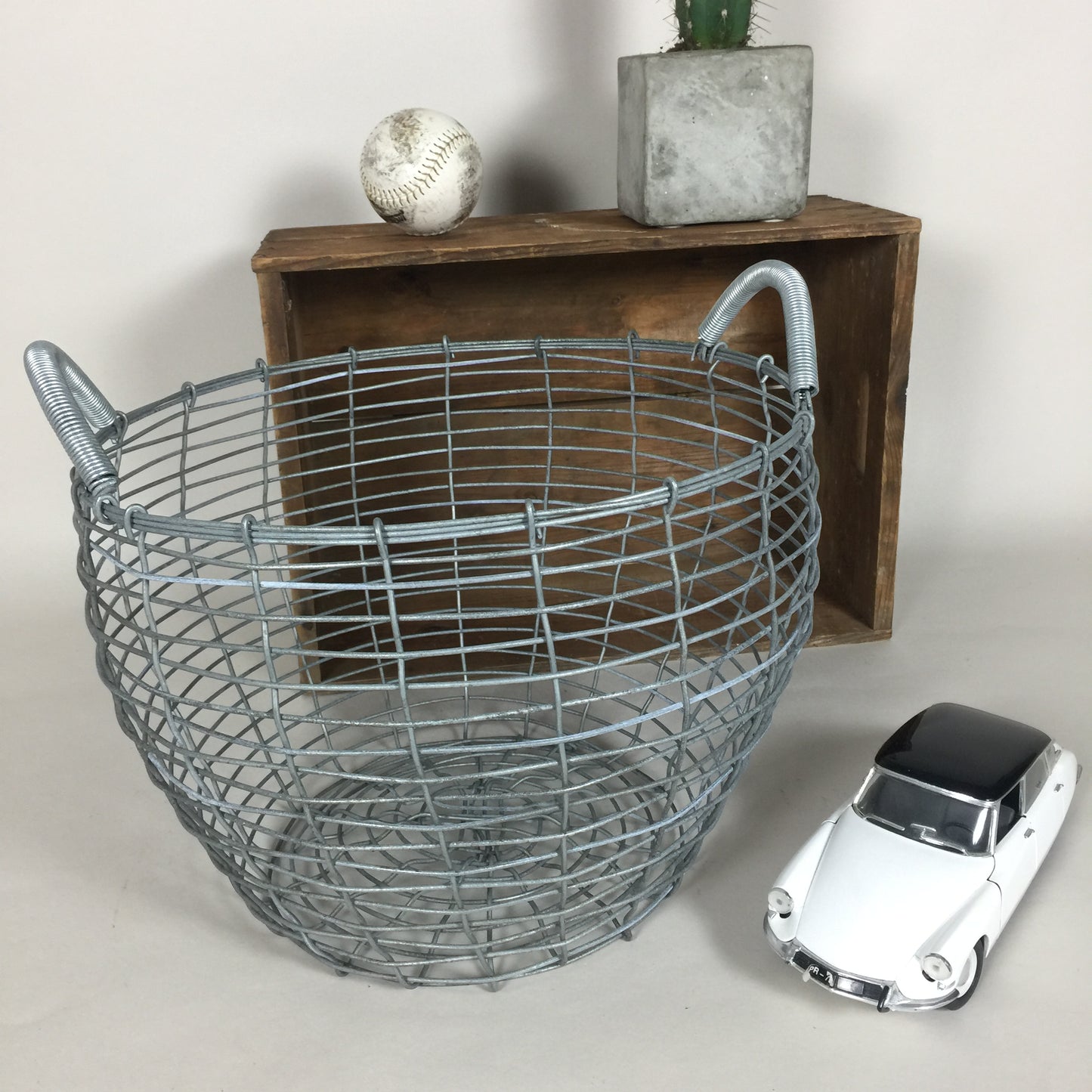 Fin industriell trådkorg