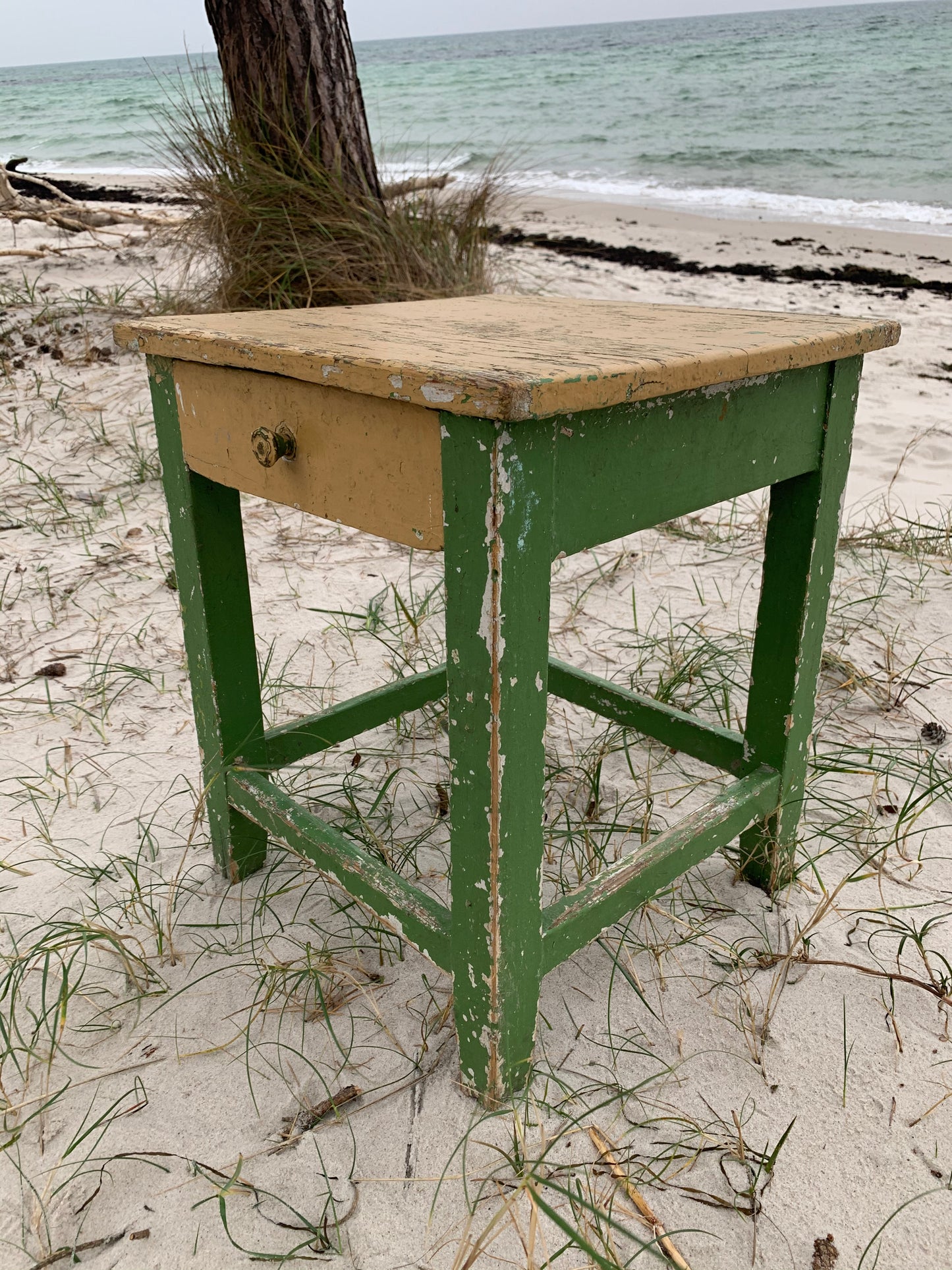 Litet bord med låda