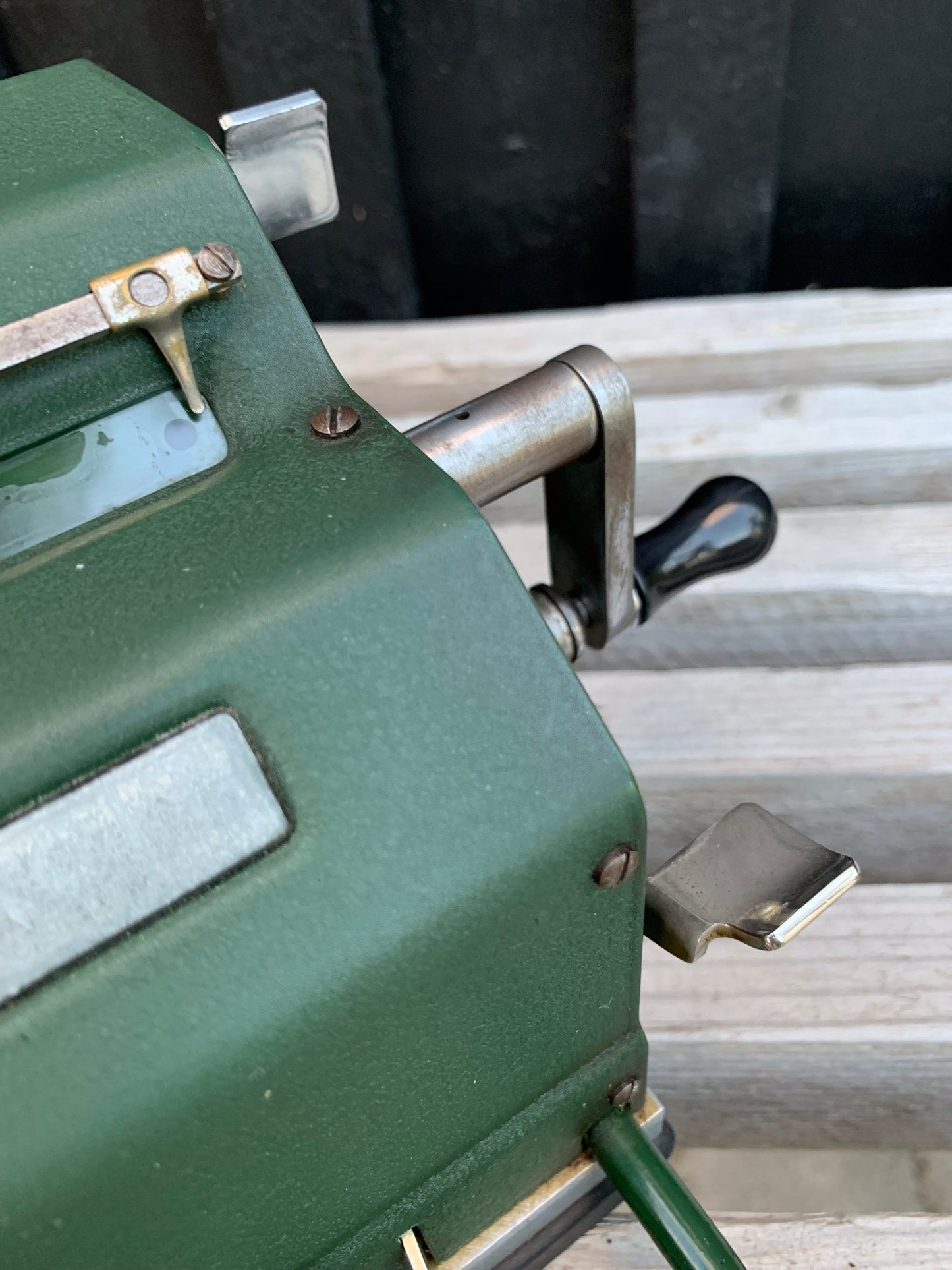Rolig gammal grön mekanisk kalkylator