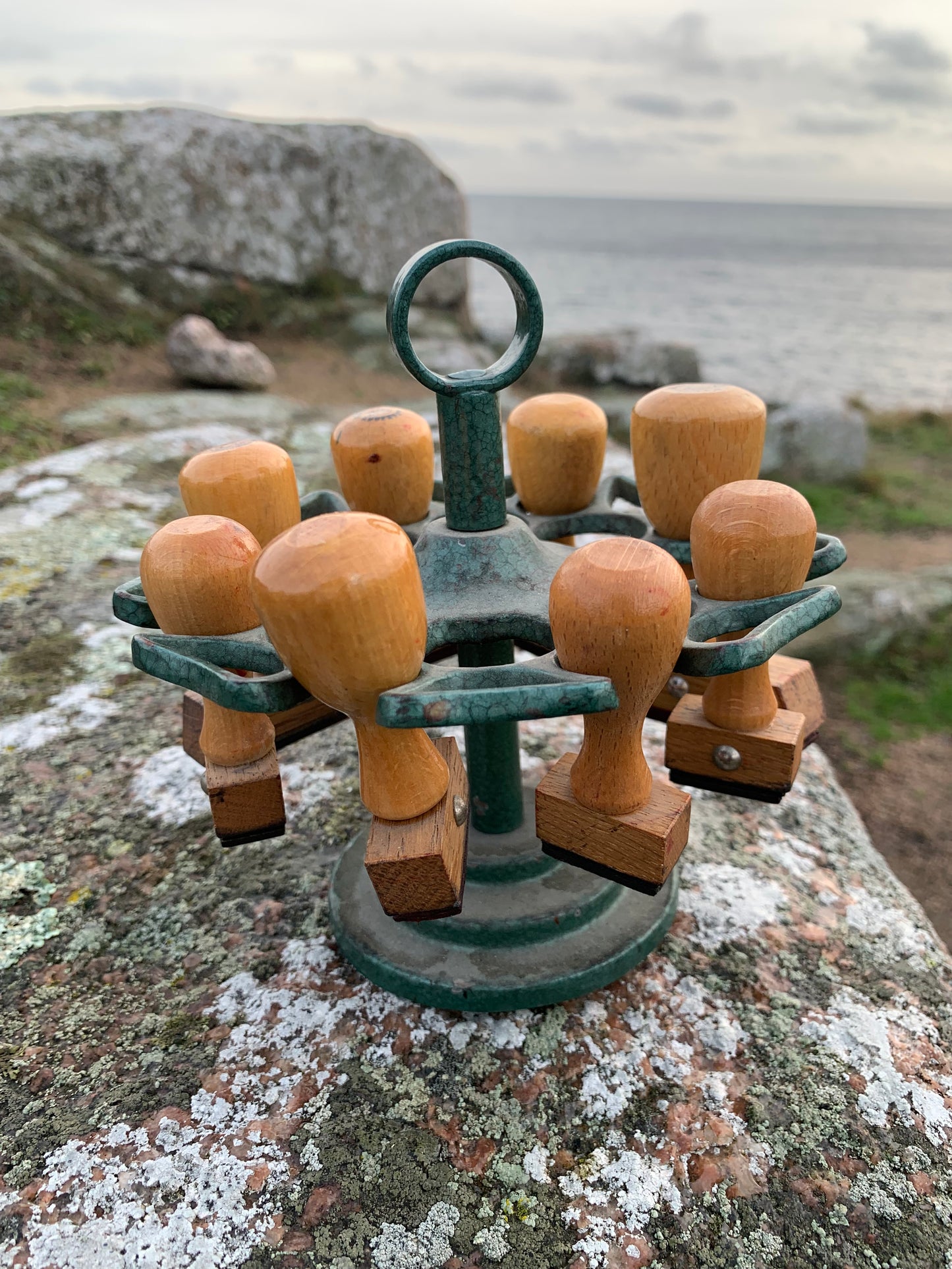 Gammal stämpelhållare med stämplar