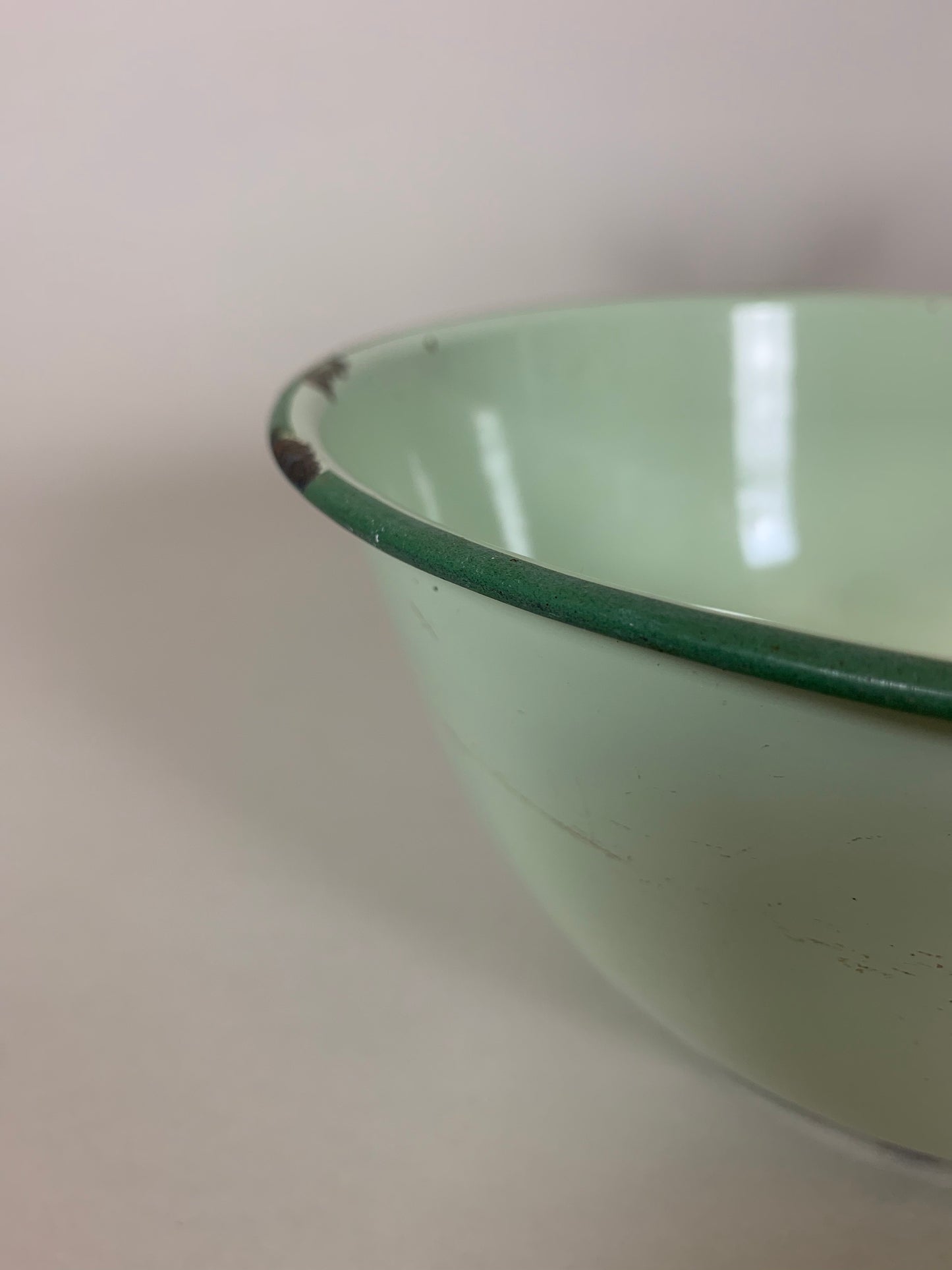 Emalj skål med mycket patina