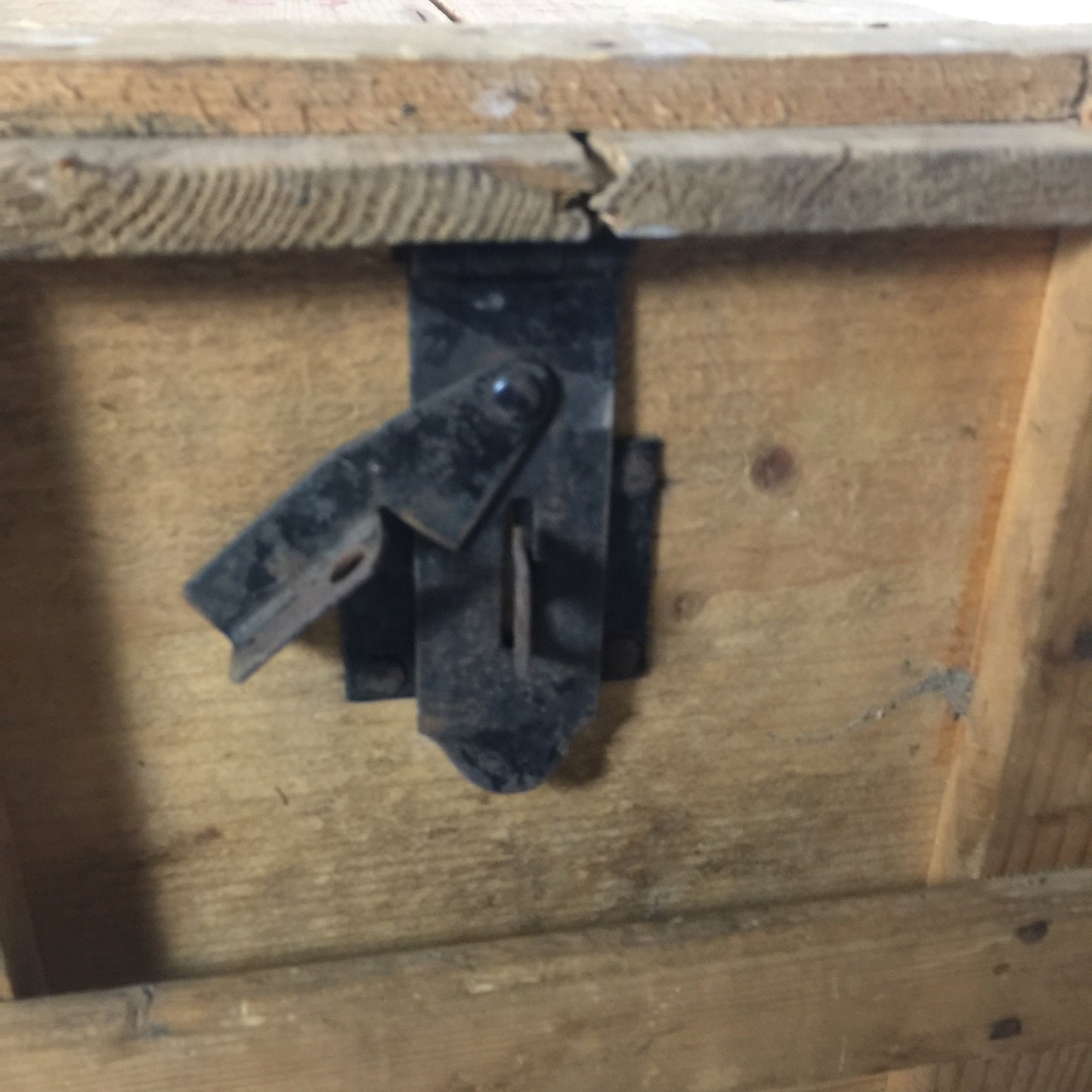 Rolig gammal trälåda med lock