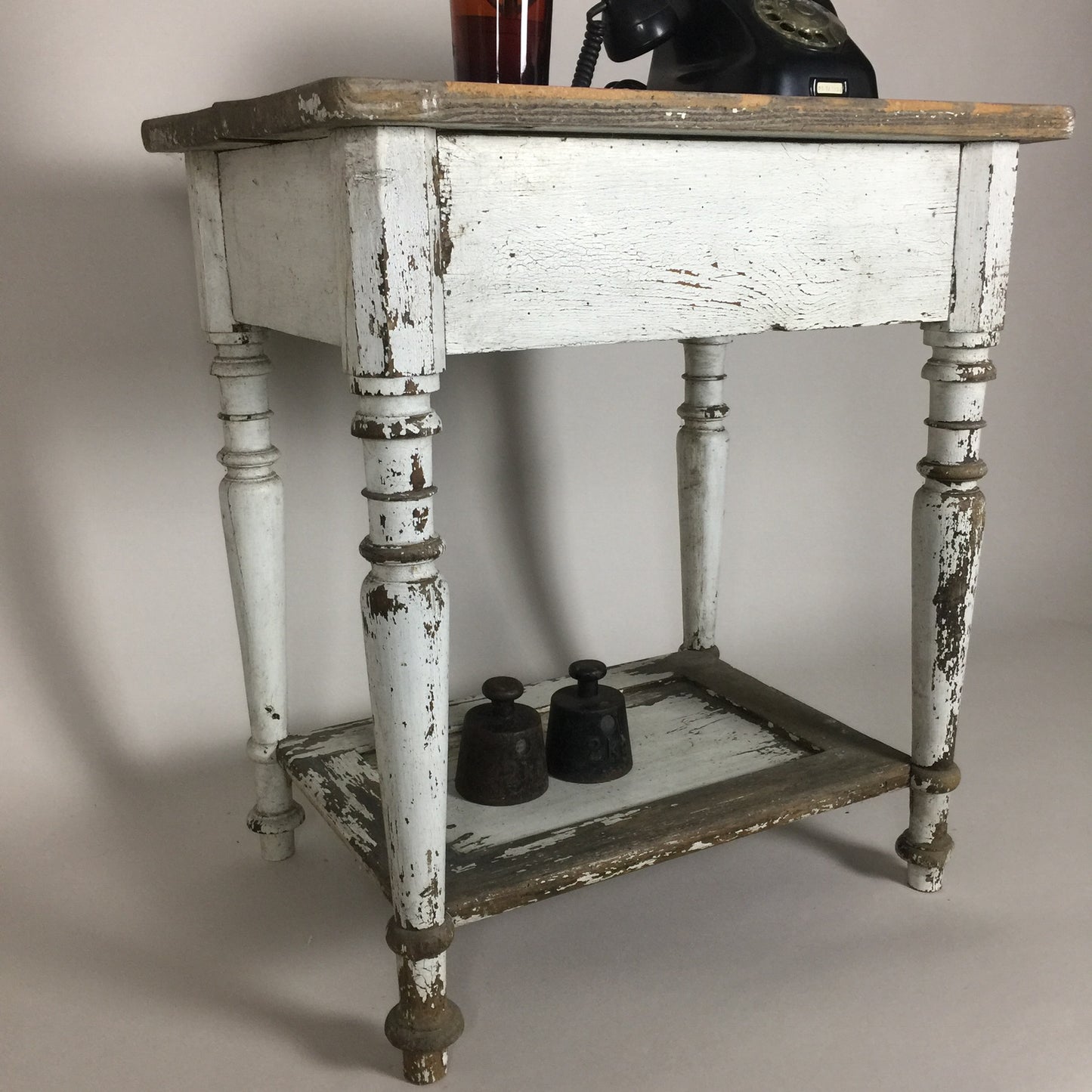 Litet bord med mycket patina