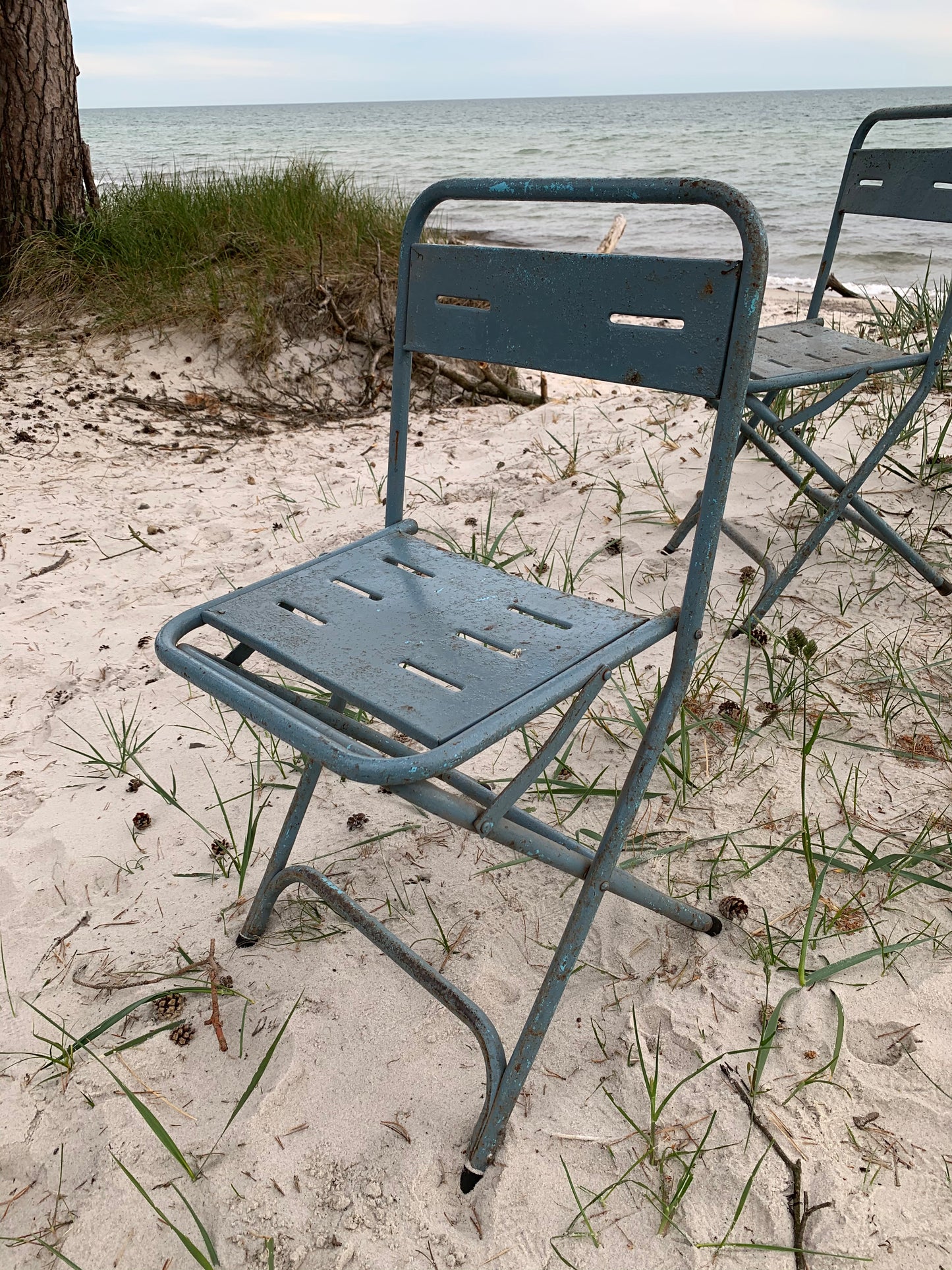 Rå fällstol i duvblå metall - Priset är pr PCS.